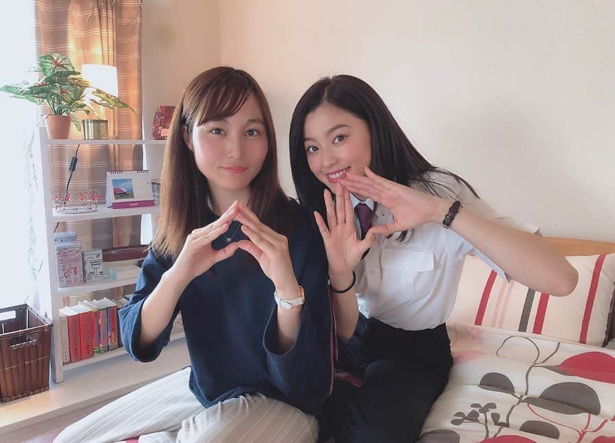 朝比奈彩さんのインスタグラム写真 - (朝比奈彩Instagram)「. . 本日の7月2日は桃子のお部屋♡ . 松本監督と！(^ ^) すごく若いのに監督をされていて、 尊敬しかないです。 そして年齢を感じさせない落ち着き感。 見習いたいですね！❤️☺️ . 作品はとても、 ステキな仕上がりになりますよ！❤️ ほんとに楽しみすぎます。 . そして手はpeachポーズなのです！！ . #ootd #outfit #fashion  #pilot #natural #make #makeup #harmonypromotion #peachポーズ」7月2日 22時57分 - asahina_aya