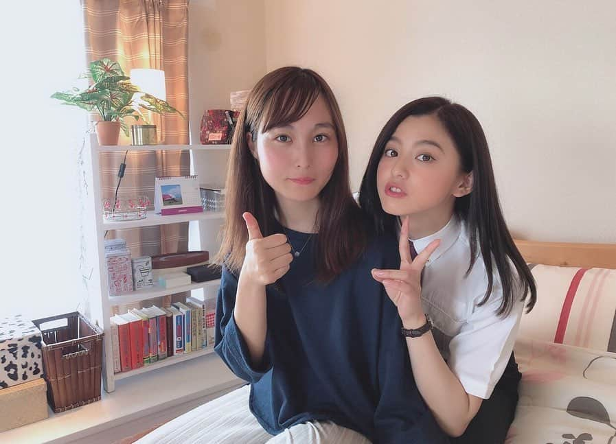 朝比奈彩さんのインスタグラム写真 - (朝比奈彩Instagram)「. . 本日の7月2日は桃子のお部屋♡ . 松本監督と！(^ ^) すごく若いのに監督をされていて、 尊敬しかないです。 そして年齢を感じさせない落ち着き感。 見習いたいですね！❤️☺️ . 作品はとても、 ステキな仕上がりになりますよ！❤️ ほんとに楽しみすぎます。 . そして手はpeachポーズなのです！！ . #ootd #outfit #fashion  #pilot #natural #make #makeup #harmonypromotion #peachポーズ」7月2日 22時57分 - asahina_aya