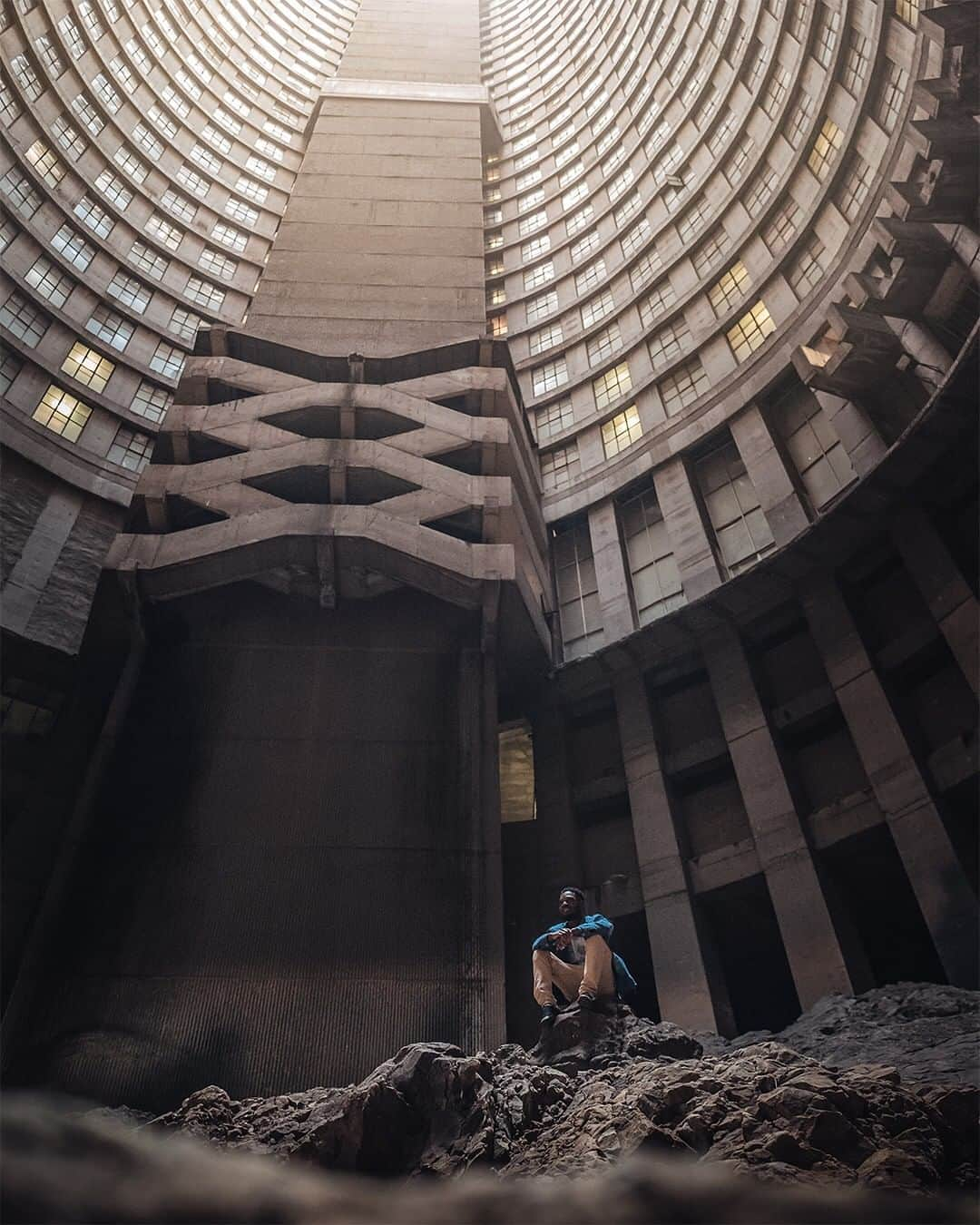 ライカさんのインスタグラム写真 - (ライカInstagram)「At 55 stories tall, the Ponte City tower in Johannesburg is the tallest residential building in Africa and was used as a location to film District 9 and Resident Evil.  Despite plans to clean and rejuvenate the building, it remains to be seen if Ponte City can shed its reputation as a symbol of gang crime and urban decay. This shot is part of an outstanding series by Dimitar Karanikolov (@karanikolov) and was captured with the Leica Q.  #LeicaCamera #Leica #🔴📷 #Leicagram #LeicaQ #TheLeicaLook #LeicaWorld #Leica_Club #LeicaSociety #Leicaphoto #ShootLeicaPro #capturestreets #archilover #streetminimal #lighthunter #everydayafrica」7月2日 23時00分 - leica_camera