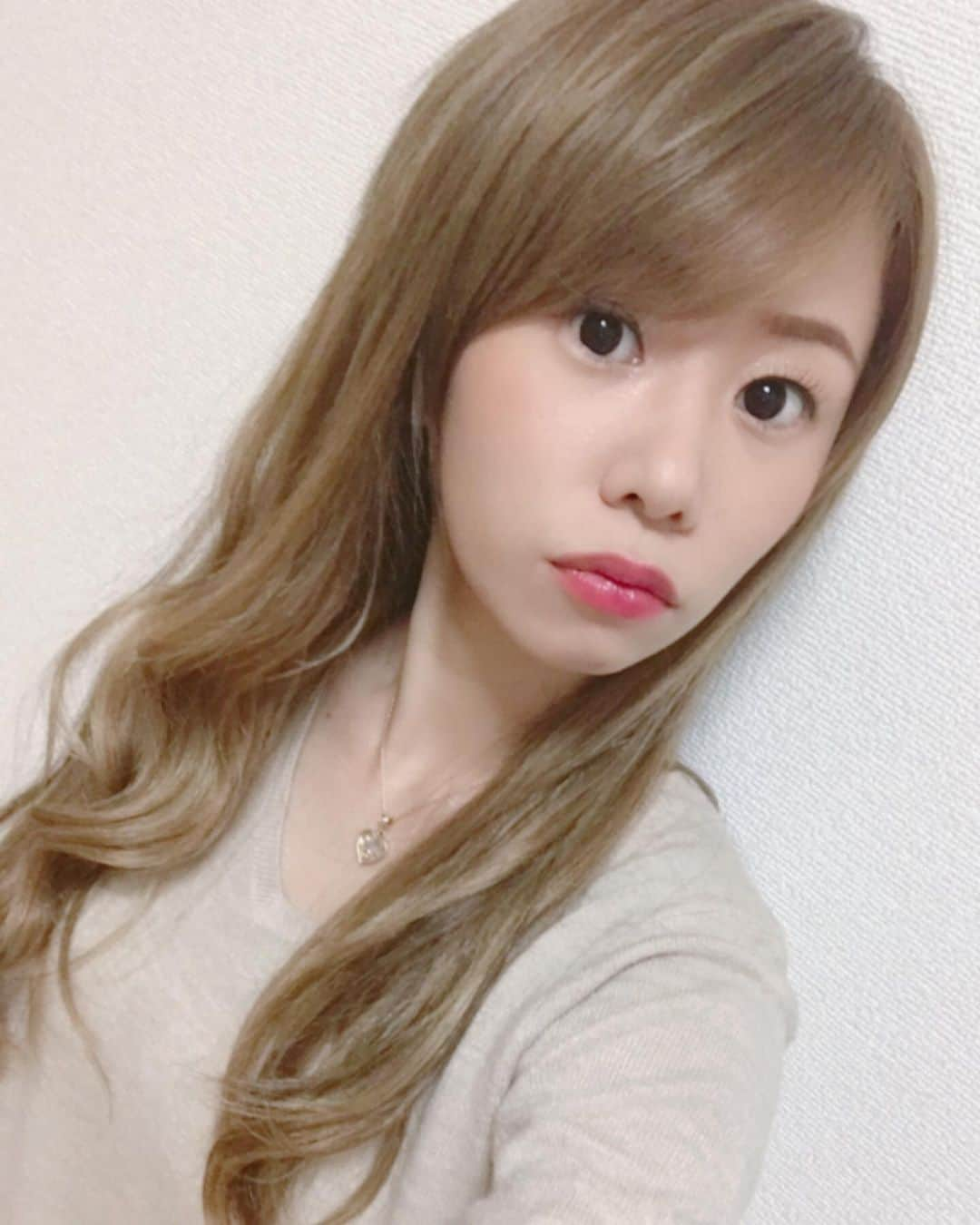 細越麻未（ami）のインスタグラム：「金髪繋がりで… 金髪ロングもやってましたー(笑) . 制限をせずに、やりたい事はやる。 自分の人生だし、、、 人は中身で勝負٩(๑`^´๑)۶。 って思ってやってみたよ〜😂💕 . 見た目ギャルだけど… めちゃ可愛かったな〜✨✨ . 昨日の何月が好き？って コメント1つ1つその人らしさが出ていて 読んでて、コレが個性かっ！って思ったのと、絡めてるようで嬉しかった〜笑 . #金髪 #金髪ヘア #金髪ロング #エクステ #編み込みエクステ #80本 #ヘアスタイル #メーテル」