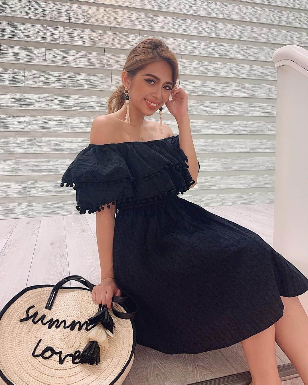 Airi Shibuyaのインスタグラム：「オフショルの程よい肌見せが🙆🏽‍♀️🖤 . 大好きすぎて毎年オフショルが 増えるつづける😙☺️笑 . #duras#ootd#fashion#outfit#コーデ#ワンピース」
