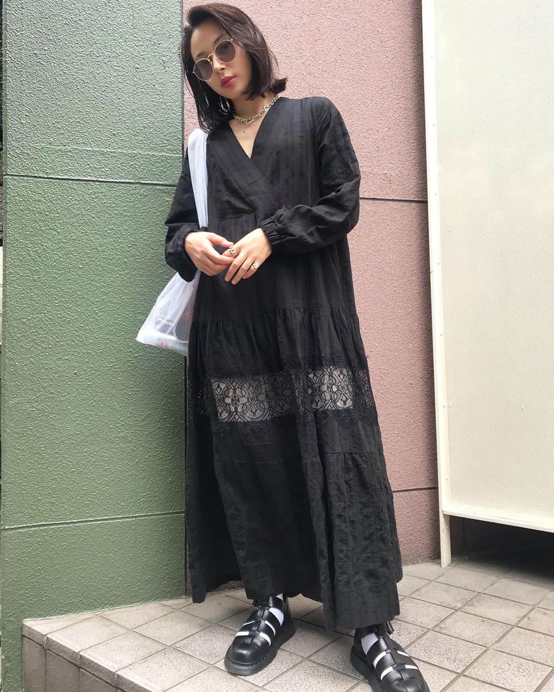 のインスタグラム：「今日も生きた🙋‍♀️🙋‍♀️🙋‍♀️悩みが尽きない位が丁度良いね👍 onepiece @frenchpave_official  #me #gosaki #outfit #frenchpave #edietokyo #drmartens #drmartenstyle」