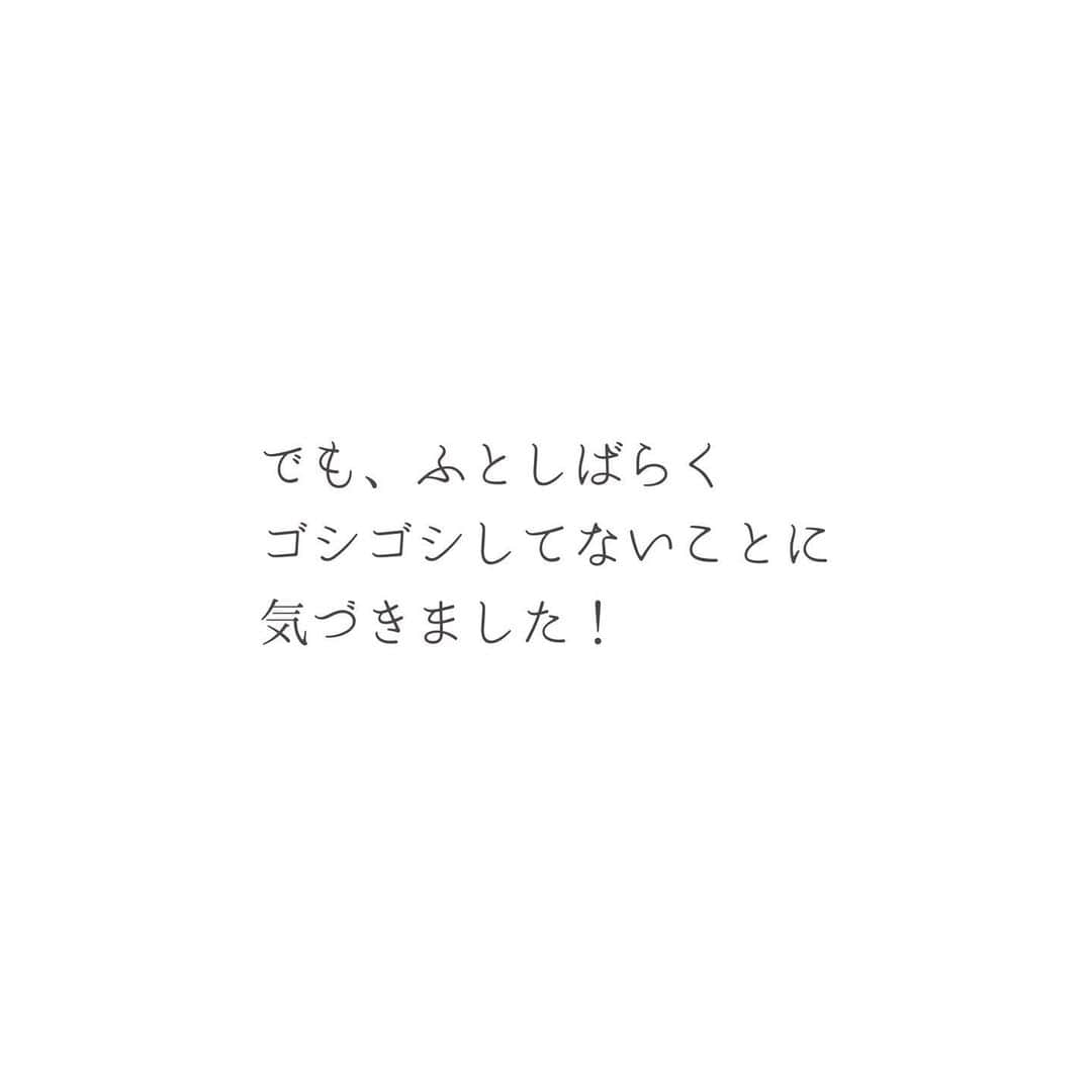 瀧本真奈美さんのインスタグラム写真 - (瀧本真奈美Instagram)「. こんばんは♡ . . 今日はお風呂掃除のお話です☺︎✳︎ . . 築9年なのでピカピカではないお風呂。 何年か前まで鏡も気を緩めたらすぐ うろこ状態でした。 . . ダイヤモンドクリーナーでこすったり いろんな方法で楽にならないか 実験してましたが… . . あれ？ 最近そう言えば鏡をゴシゴシしてない！ と気づきました✳︎ . . 何がきれいにしてくれているかというと スライドしていただくと 出てくるクリーナー♡ . . ちょっと普通の洗剤よりもお値段がいいので 毎日は使わないけれど、定期的に使うことで 溜まった汚れが落ちるのでリピート買いして 使っている洗剤なんです☺︎ . . （カビ対策は6月2日に投稿してます） . . シュッシュして 結構放置しておいてから ブラシで軽くこすると、するりと きれいになるので気に入ってます✳︎ . . それがどうやらわが家では 鏡にも効果がありました♡ うろこのない鏡に 感謝感謝な今日この頃です☺︎ . . （※当投稿はお仕事抜きのリアル投稿です。 . 私は気に入って4回リピート買いしてます。 ですが、全てのお家のお風呂や鏡に 100%効果があるかどうかは正直わかりません。 是非商品レビューなどをしっかり 読まれたりした後に、ご自身で判断いただいた 上でのご購入をおすすめします(^^;;） . . ✳︎✳︎✳︎✳︎✳︎✳︎✳︎✳︎✳︎✳︎ . more pic ⬇️ @takimoto_manami . . ✳︎✳︎✳︎✳︎✳︎✳︎✳︎✳︎✳︎✳︎ . .  明日から雨が危険な量に なるようですね😢 気をつけなきゃですね。。。 . ※大雨災害の対策、対処法について よろしければストーリーから記事を ご覧くださいね。 被害がありませんように。。。 . . #掃除 #すっきり暮らす #ミニマリスト #シンプルライフ #簡単掃除 #お風呂 #水垢 #お風呂の鏡 #うろこ汚れ #簡単 #時短家事コーディネーター #楽家事 #リンレイ #ウルトラハードクリーナー #愛用品 #雨 #大雨 #気をつけましょう⚠️」7月2日 23時19分 - takimoto_manami