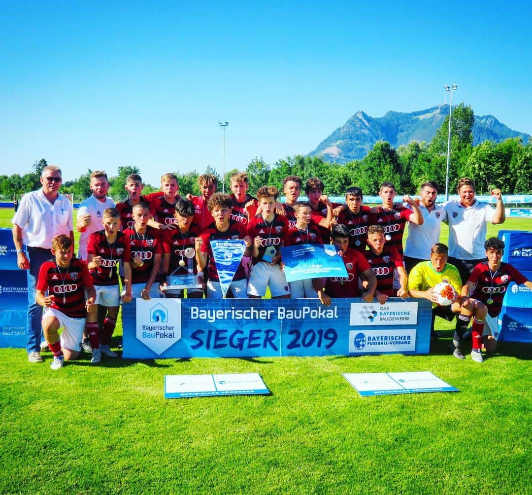 FCインゴルシュタット04さんのインスタグラム写真 - (FCインゴルシュタット04Instagram)「Europas größtes U 15-Turnier gewonnen 💪🤩🏆 Unsere #Jungschanzer holen im Landesfinale den Baupokal auf die Schanz 🥇🖤❤️ ... und der Hauptgewinn für unseren #Schanzer Nachwuchs kann sich sehen lassen: Ein exklusives Trainingslager im kommenden Jahr! 😳😍 . . #proud #stolz #Nachwuchs #Baupokal #Baupokal2019 #Nachwuchs #FCIngolstadt #Ingolstadt #FCI #fussball #football #soccer #Turnier #Sieg #victory #Platz1 #winner #team #squad #cup #future #talent」7月2日 23時11分 - dieschanzer