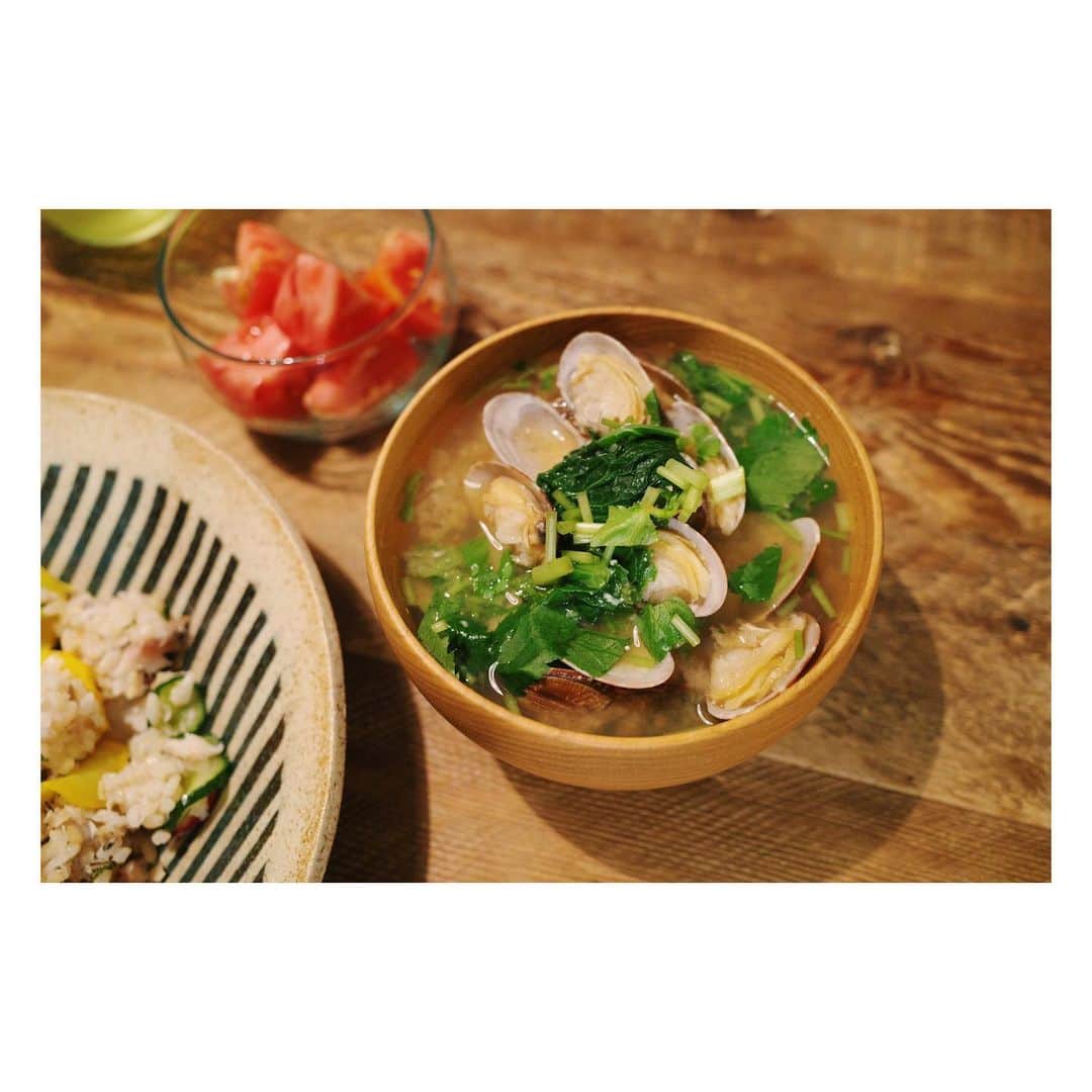 高山都さんのインスタグラム写真 - (高山都Instagram)「明後日から、また地方のお仕事なので(青森に行きます🍎)家でのごはんは貴重なひとり時間。 身体と心を整えます。 アジの干物とカラフルな夏野菜の混ぜ寿司 #江頭さんの玄米 で カブの青唐辛子とごま油で和えたもの あさりとカブの葉と三つ葉の味噌汁 ただのトマト それでも、なんだかスッキリしなくて、夜の街を7km走ってきました。 すこしはぐっすり寝れると良いな…。 明日も頑張るぞー。 #みやれゴハン #夏の献立 #牧谷窯」7月2日 23時13分 - miyare38