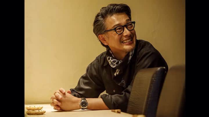 のインスタグラム：「船田が白Tとの合わせ技に選んだのが、コットンシルク製のバンダナ。鮨屋でナプキン代わりに首元に挿すというお茶目な所作からは、この場に慣れた余裕が窺える。 #東京カレンダー #東カレ #tokyocalendar #港区モード #港区おじさん #ブルガリ #BVLGARI」