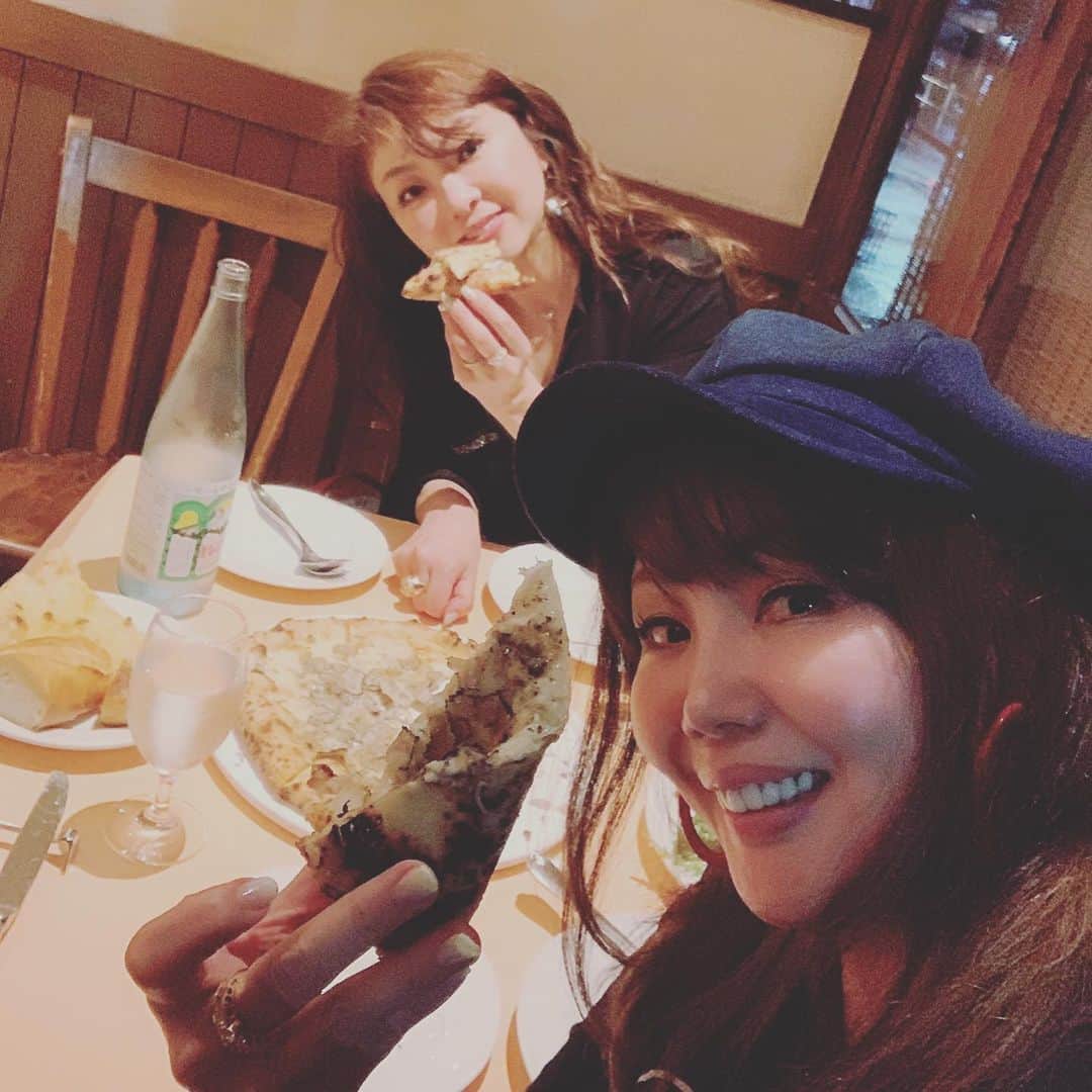 モモコさんのインスタグラム写真 - (モモコInstagram)「先日のオカモトズのライブに行く前、パンケーキ食べて、ライブ終わってからは、ピザ食べて〜💕 丸い物が、好きな丸い顔の  私たち、そら太るわ！  そして、またまた泊まらせてもらったお家で延々と喋り朝起きて帰るまで喋り続けたわてらどした！  #ハイヒールモモコ #👠 #👠🍑 #CHANEL #シャネラー #グルメ #パンケーキ #ピザ #カロリー高め #おしゃべり」7月2日 23時16分 - highheel_momoko