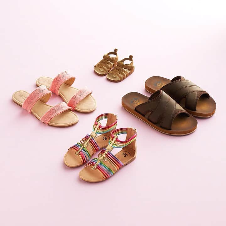 ロック&リパブリックのインスタグラム：「Sandal season’s in full swing. Find something for you and your minis! #Kohls」