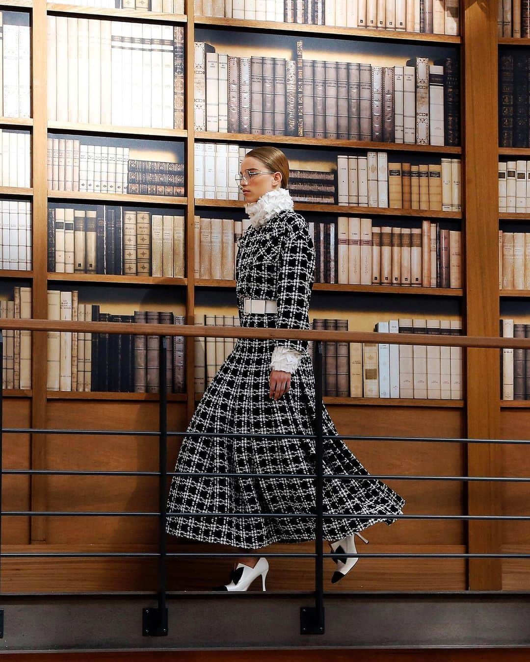 British Vogueさんのインスタグラム写真 - (British VogueInstagram)「Taking Mademoiselle Chanel’s library at her 31 Rue Cambon apartment as a reference, #Chanel transformed Paris's Grand Palais into a bookworm's paradise for its AW19 couture show. From the fuss-free low ponytails and chic specs serving as the main accessory, to the historical touches inspired by the surrounding literature, click the link in bio for the 5 major things to know about Virginie Viard's first couture collection for Chanel. #ChanelCouture」7月2日 23時22分 - britishvogue