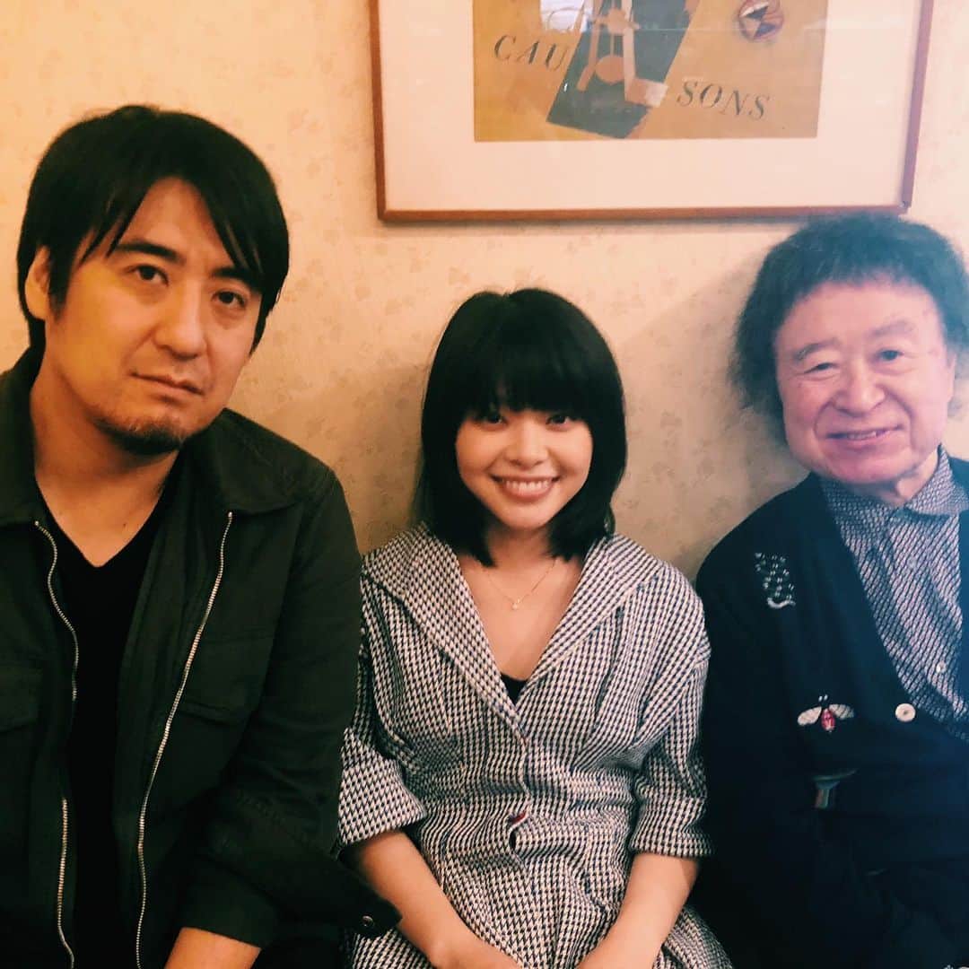 のインスタグラム：「👑発売中の雑誌 BRUTUS 人間関係にて篠山紀信さんに撮っていただいた 佐久間宣行さん（テレビ東京のプロデューサーの）との写真が載っています。 ほんとにうれしい…嬉しかったです ガシャーンガシャーンと鳴るシャッターの音 神聖な時間でした タイトル『見えないんですけど』 ぜひ紙面で見てください✨ ひさしぶりに佐久間さんとゆっくり話せてたのしかったな いつ会っても舞台や映画やドラマの話。😁 また現場で会いたい、ので、がんばる！」