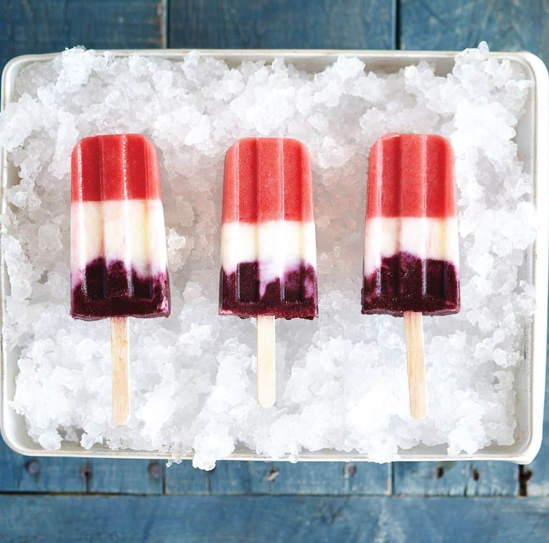 Vitamix Global Headquarters Real foodさんのインスタグラム写真 - (Vitamix Global Headquarters Real foodInstagram)「Being festive is our favorite! #July4th 🇺🇸🎆 • 📸: Red, White, & Blue Pops #recipe link in bio. • #red #white #blue #fruit #popsicle #july #frozen #vitamix #myvitamix #redwhiteandblue #america #julyfourth #blend #food #treat #healthy」7月2日 23時32分 - vitamix