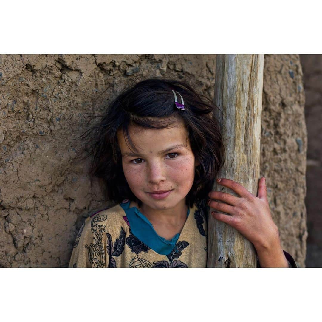 スティーブ・マカリーさんのインスタグラム写真 - (スティーブ・マカリーInstagram)「1st image: Hazara girl, #Bamiyan, #Afghanistan, 2007. 2nd image: Student returns home from school, 2006. 3rd image: Brick kiln worker takes time to pray, 2005.」7月2日 23時32分 - stevemccurryofficial