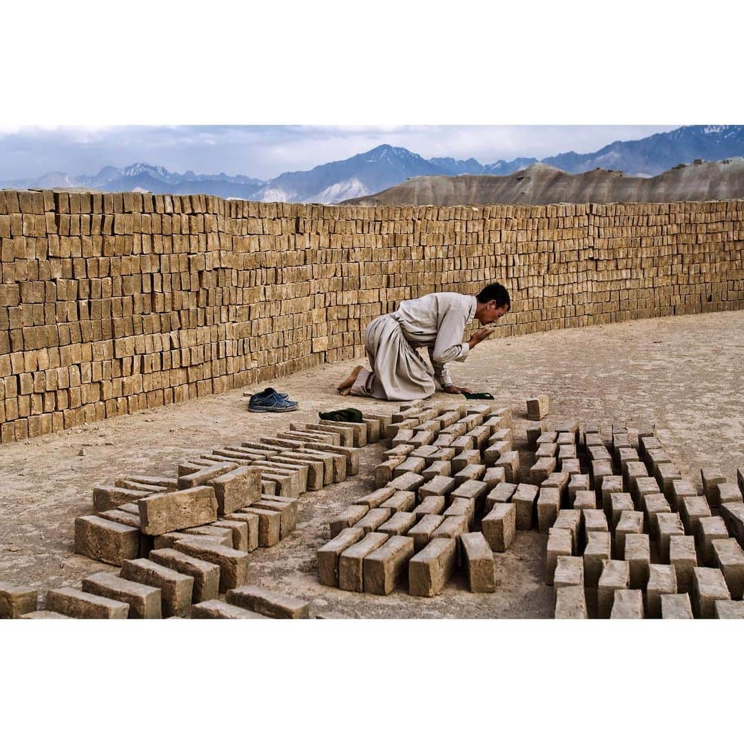 スティーブ・マカリーさんのインスタグラム写真 - (スティーブ・マカリーInstagram)「1st image: Hazara girl, #Bamiyan, #Afghanistan, 2007. 2nd image: Student returns home from school, 2006. 3rd image: Brick kiln worker takes time to pray, 2005.」7月2日 23時32分 - stevemccurryofficial