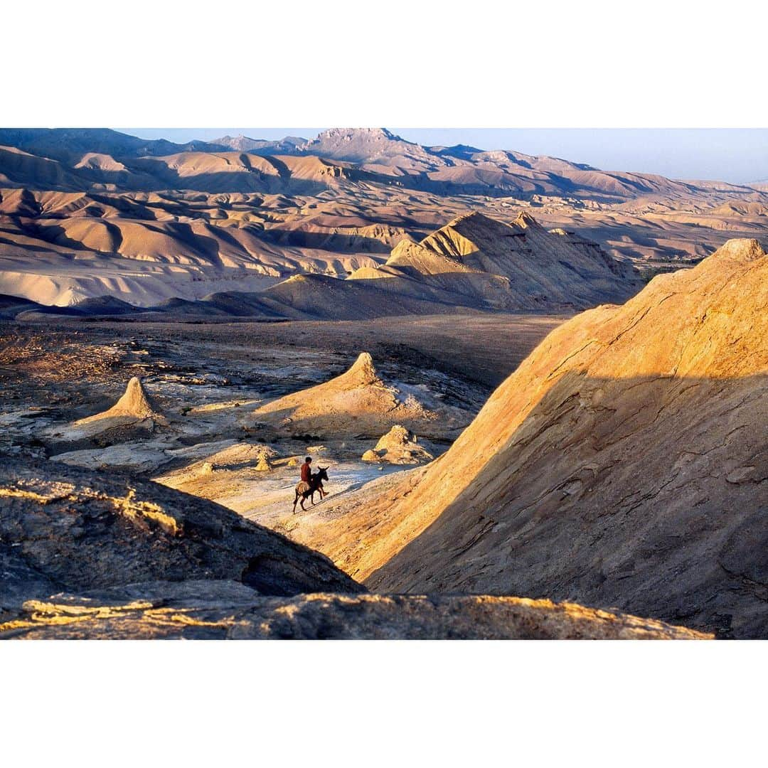 スティーブ・マカリーさんのインスタグラム写真 - (スティーブ・マカリーInstagram)「1st image: Hazara girl, #Bamiyan, #Afghanistan, 2007. 2nd image: Student returns home from school, 2006. 3rd image: Brick kiln worker takes time to pray, 2005.」7月2日 23時32分 - stevemccurryofficial