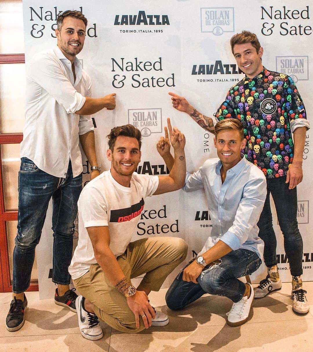 イバイ・ゴメスのインスタグラム：「¡Aquí estamos! 😀 4 amigos con un nuevo proyecto realizado con todo nuestro corazón. @nakedandsated nace para concienciar a todo el mundo, de que comer saludablemente ni es aburrido, ni pierde sabor. 🤤 Es hora de concienciarnos de la importancia que tiene la alimentación para nuestra salud y la de nuestros peques. Opciones para cualquier público y lo más importante... la opción de poder nutrir y enseñar a nuestros peques lo antes posible 🙌🏼 ¡Gracias a todos/as los que lo habéis hecho posible! Os esperamos en Calle de estébanez calderón 3-5 con toda nuestra ilusión ❤️ #comesinremordimientos」