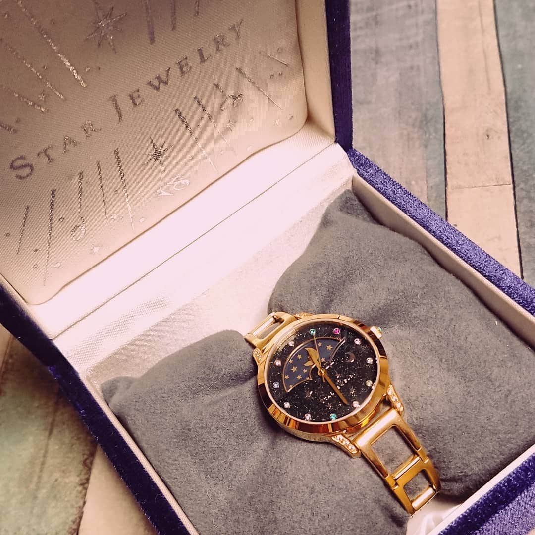 佐々木優佳里さんのインスタグラム写真 - (佐々木優佳里Instagram)「最近買ったお気に入りの時計⌚💙✨ 時間帯によって文字盤に 太陽や月が現れて とっても可愛い。❤️ #starjewelry #腕時計」7月2日 23時42分 - yuka_mocha_roll