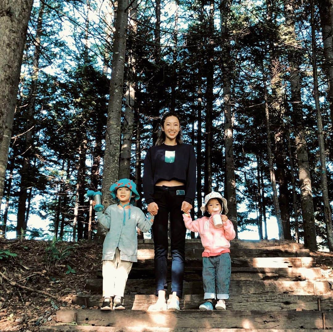 ソニア・スイさんのインスタグラム写真 - (ソニア・スイInstagram)「自己在這次日本行的其中兩天做了一個決定， 就是勇敢把孩子們交給clubmed裡的寶寶俱樂部， 然後和先生真正放鬆的去探索夏天依然迷人的北海道。 雖然一結束自己的約會外加累死人的登山越野行程， 還是忍不住偷偷跟蹤孩子們的行程， 但看著兩三歲的他們，跟著其他不同國籍的小孩和G.O.們一起郊遊玩耍， 真心覺得這是對喜歡帶小孩一起渡假的家庭太棒的服務發明啊❤️ #familytimes #lotsoffun #hokkaido #clubmed #clubmedtomamu #petitclub #tryit」7月2日 23時46分 - suitangtang