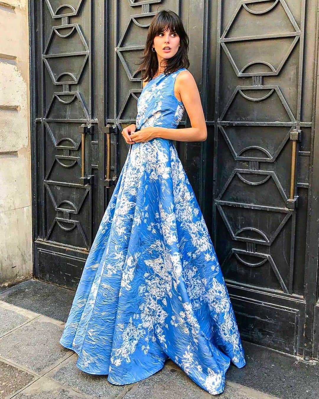 Marchesaさんのインスタグラム写真 - (MarchesaInstagram)「The Resort 2020 Marchesa Notte collection is Paris featuring a provence blue hand painted printed lurex jacquard one shoulder ball gown #marchesa #marchesanotte #paris」7月2日 23時46分 - marchesafashion