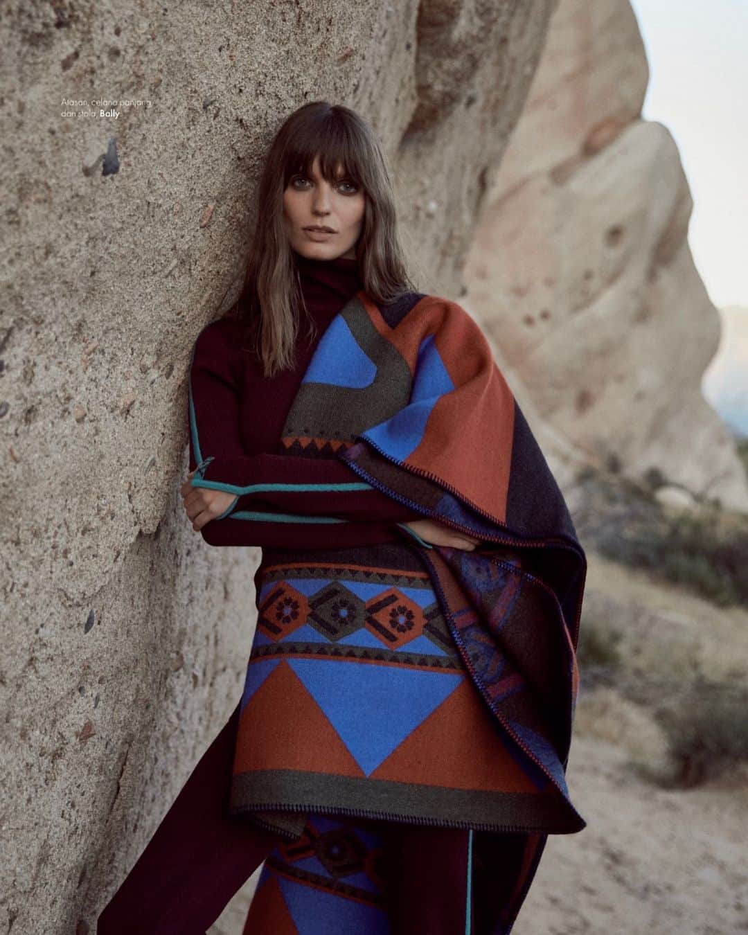 Anna Lylesのインスタグラム：「Lola in Elle mag July 👑⛰✨ @elleindonesia #annalyles @xlolamcdonnell by @trevorkingphoto ⚡️ @cheryltanstylist @mikelesimonebeauty #elleindonesia #desertqueen #bally」