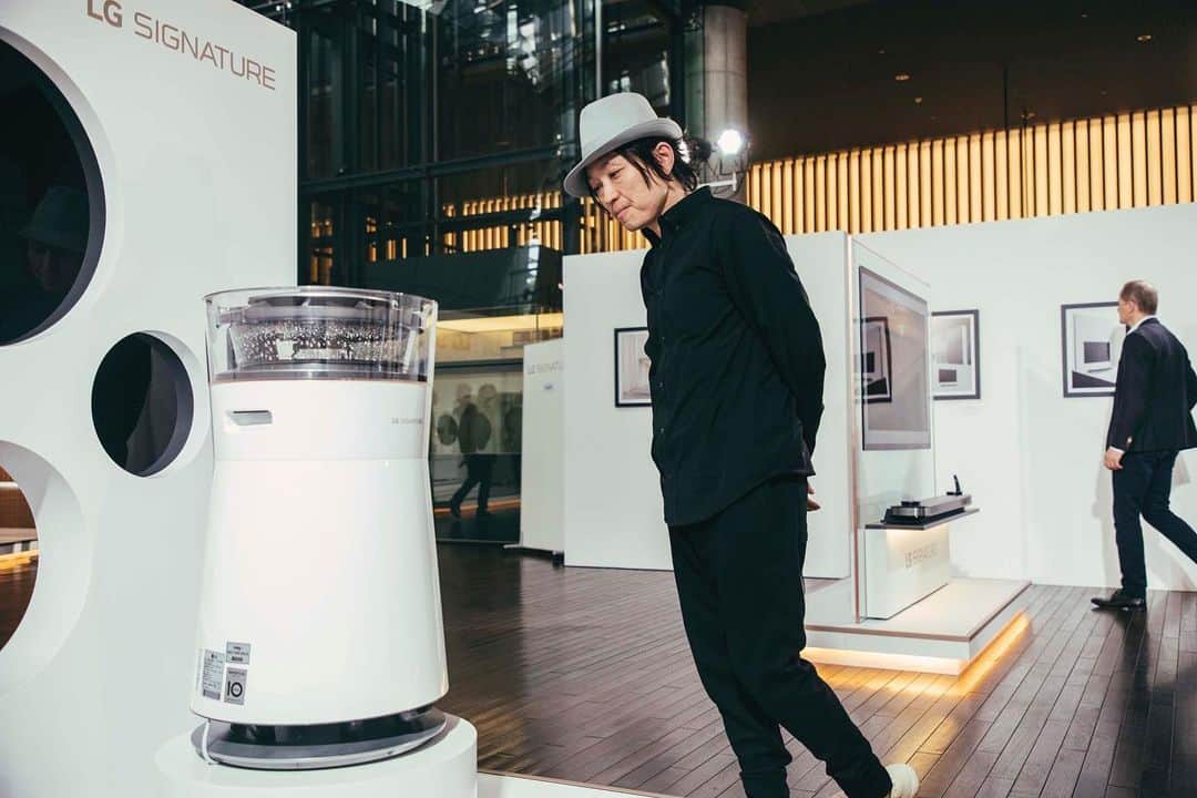 川上俊のインスタグラム：「ブランド・ロイヤルティの形成には製品そのものの機能、デザインやマテリアルなど他とは違うクオリティへのこだわり、製品の内面的な信頼、ブランドの哲学や思想への共感が必要とされる。  なんとなく、黒川紀章さんの建築の中で見たから余計に感じたんですが、過去の日本のプロダクトやブランドから感じた意思の強さや誇りのようなものを、今は LG などアジアのブランドから感じることが多いんだよなと。  ー 川上シュンが語る、アートとして進化したプレミアム家電の世界｜LG SIGNATURE  http://openers.jp/article/1765961‬  #shunkawakami #artless @ 国立新美術館」