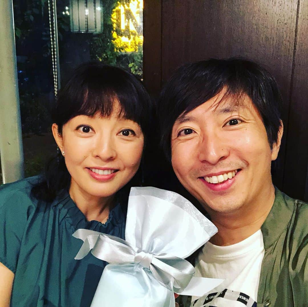 有村昆さんのインスタグラム写真 - (有村昆Instagram)「今日は43歳の誕生日でした。  妻と息子のちび太と一緒に、 #bayfm #bayline の生放送に社会科見学。  ちび太はTV以外で、初めて僕の働く姿を見学。  帰りに、ステーキハウスに行って 誕生日プレゼントを貰いました。 いずみんいつもありがとう😊  バリバリ働いて、35年ローンを返します。。 #丸岡いずみ #有村昆」7月2日 23時50分 - kon_arimura