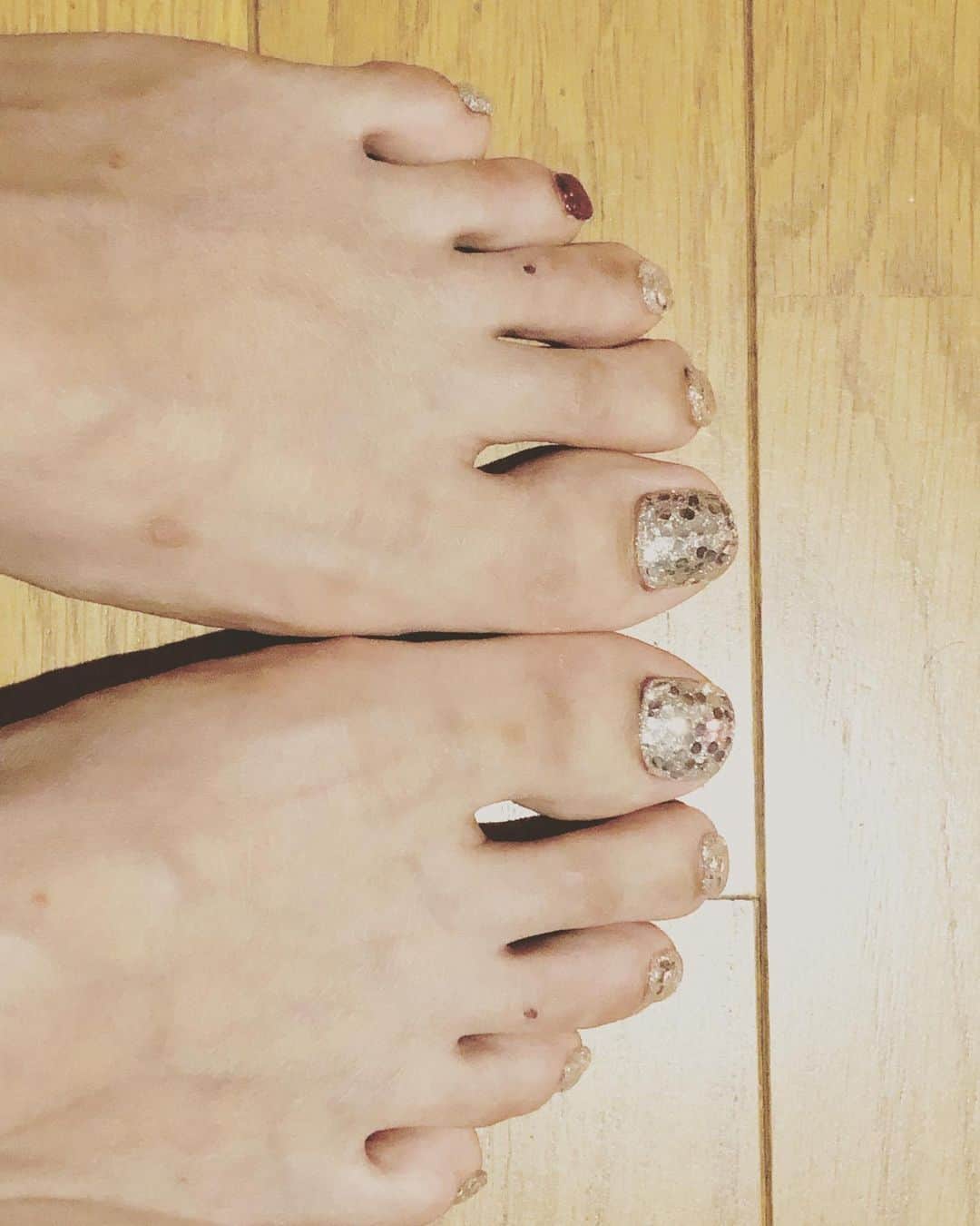 阿部洋子さんのインスタグラム写真 - (阿部洋子Instagram)「🎶 #new #nail #gelnails #glitter #silver #pink  シルバーの中に1本だけピンク♡ #thankyou」7月2日 23時50分 - hirocoring