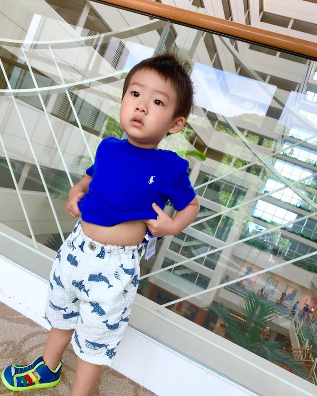 のインスタグラム：「寝起きの坊や（笑） ・ ・ ・  #ホテル #沖縄 #okinawa #summer #夏 #プール #pool #南国 #ママ #baby #ママ友募集 #赤ちゃんのいる生活 #ママサークル #ママイベント #ママ会 #都内ママ #ベビスタグラム #mamagirl #ベビフル #コドモダカラ #コドモノ #ママリ #親バカ部 #新米ママ東京部」