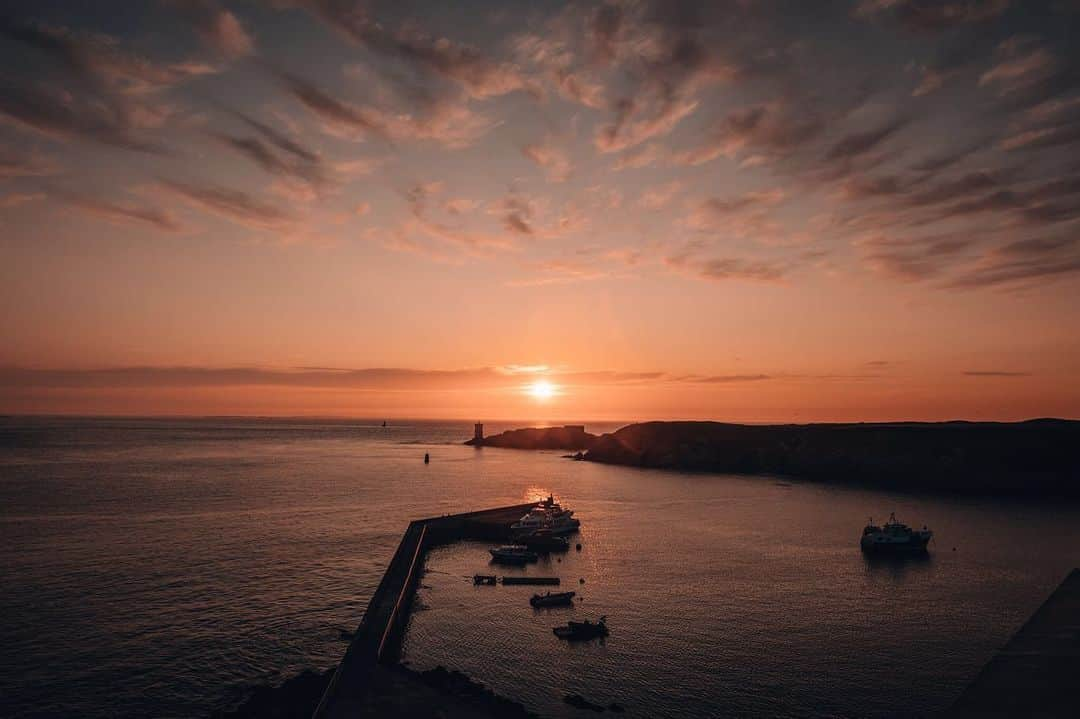 ゲランさんのインスタグラム写真 - (ゲランInstagram)「Concluding an amazing escapade to Ouessant Island with our international #GuerlainLovers with an amazing sunset over this precious @unesco natural reserve Biosphere reserve. ⠀⠀⠀⠀⠀⠀⠀⠀⠀⠀⠀⠀ A memorable trip to discover #GuerlainForBees part of our #InTheNameOfBeauty program committed to making the world a more beautiful place. ⠀⠀⠀⠀⠀⠀⠀⠀⠀⠀⠀⠀ #guerlain #guerlainskincare #skincare #guerlainlover #sustainabledevelopment #environnement」7月2日 23時52分 - guerlain