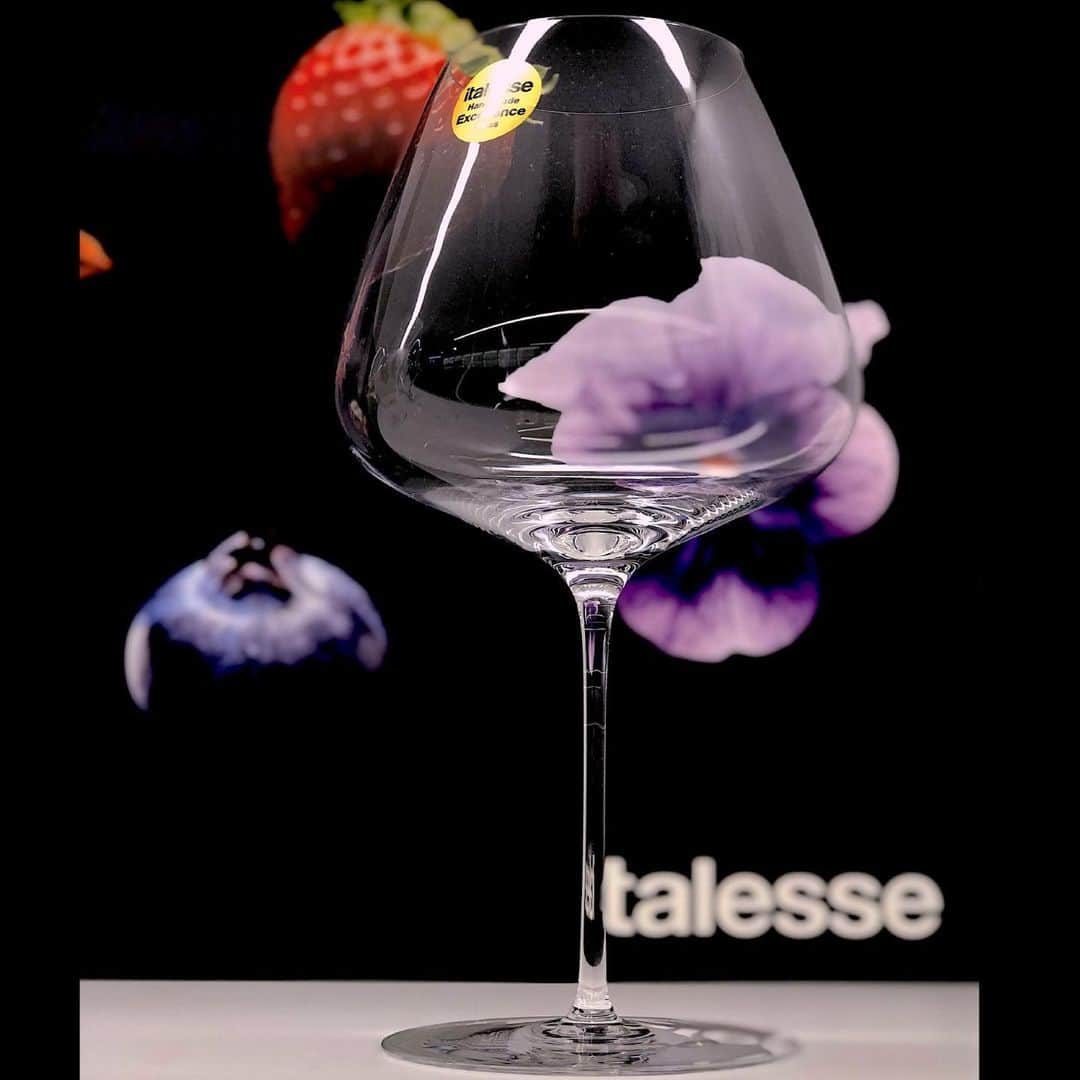 のインスタグラム：「Our Masterclass 90 in its Excellence version (mouth-blown and handcrafted) exposed by Exclusivas Irei. Lightness, balance and flexibility make of this stem glass an extraordinary tasting tool for a unique and emotional experience. Cheers! 🍷 #italesse #design #glassware #tableware #handmade #glass #glasslover #sommelier #wine #wineglass #wineaccessories #winetasting #tasting #instawine #winelover #winegram #winetime #winelife #experience #cheers @exclusivas_irei」