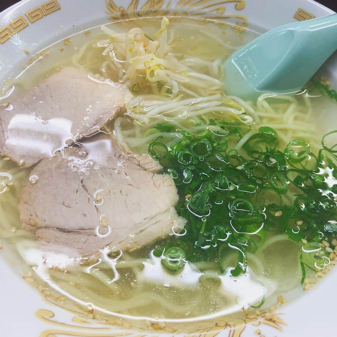 篠原真衣さんのインスタグラム写真 - (篠原真衣Instagram)「. . 塩ラーメン🍜ぺろりんちょ。 餃子も美味しかったな。 . カラオケは東京事変パレード🎤 . . 行きたいところは沢山あるけどそれより何より今は集中したいから、プチ遊びが主流です😊。 . 撮影も終盤。 私、篠原真衣とは真逆のタイプだけど、日高真衣と言う人が好きです。#だから私は推しました . #ラーメン#塩ラーメン#餃子研究員#洋服の篠原」7月2日 23時58分 - shinomai425