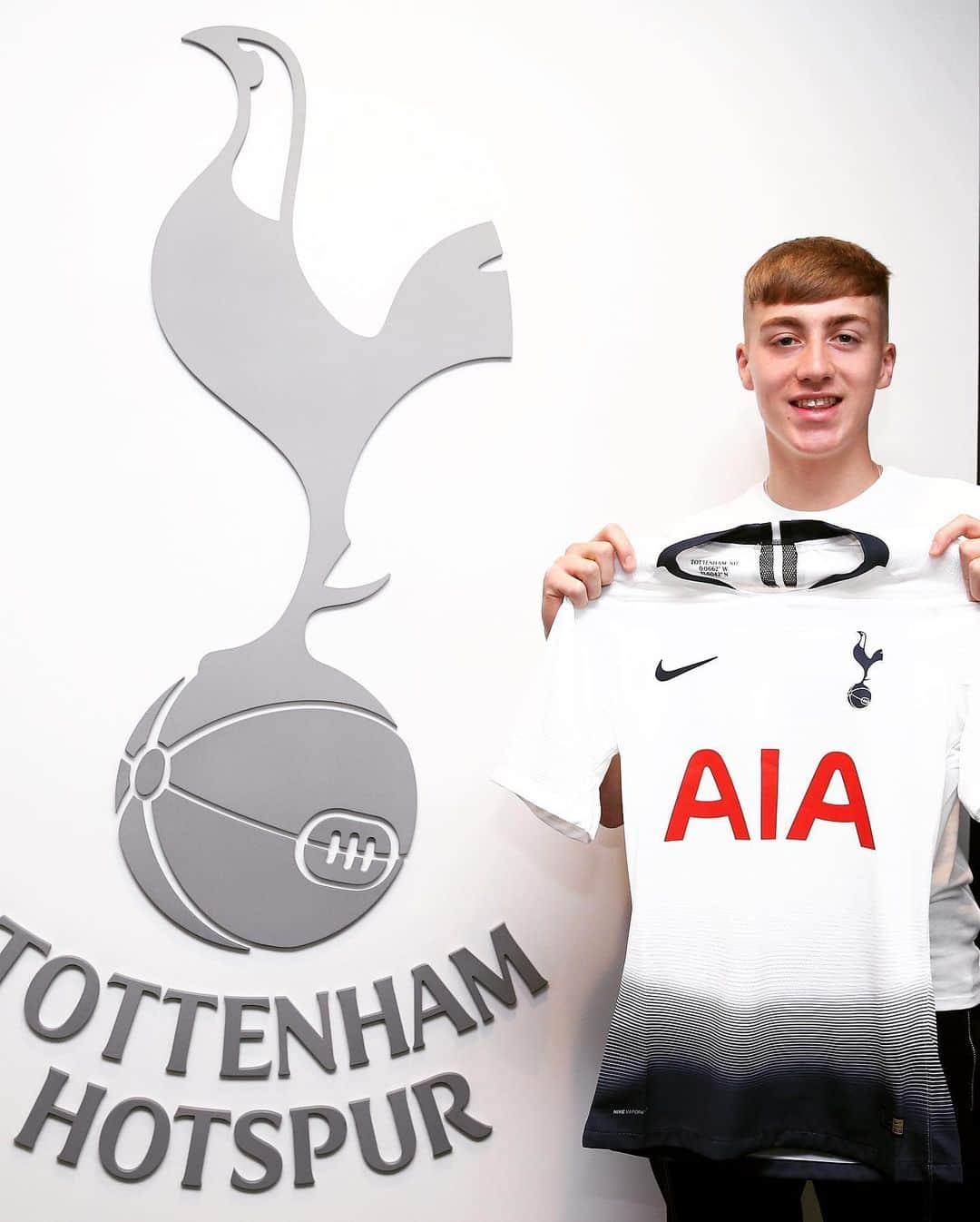 トッテナム・ホットスパーFCさんのインスタグラム写真 - (トッテナム・ホットスパーFCInstagram)「📸 @jrclarke_ arrives at Hotspur Way! #WelcomeJack #COYS #THFC」7月2日 23時59分 - spursofficial