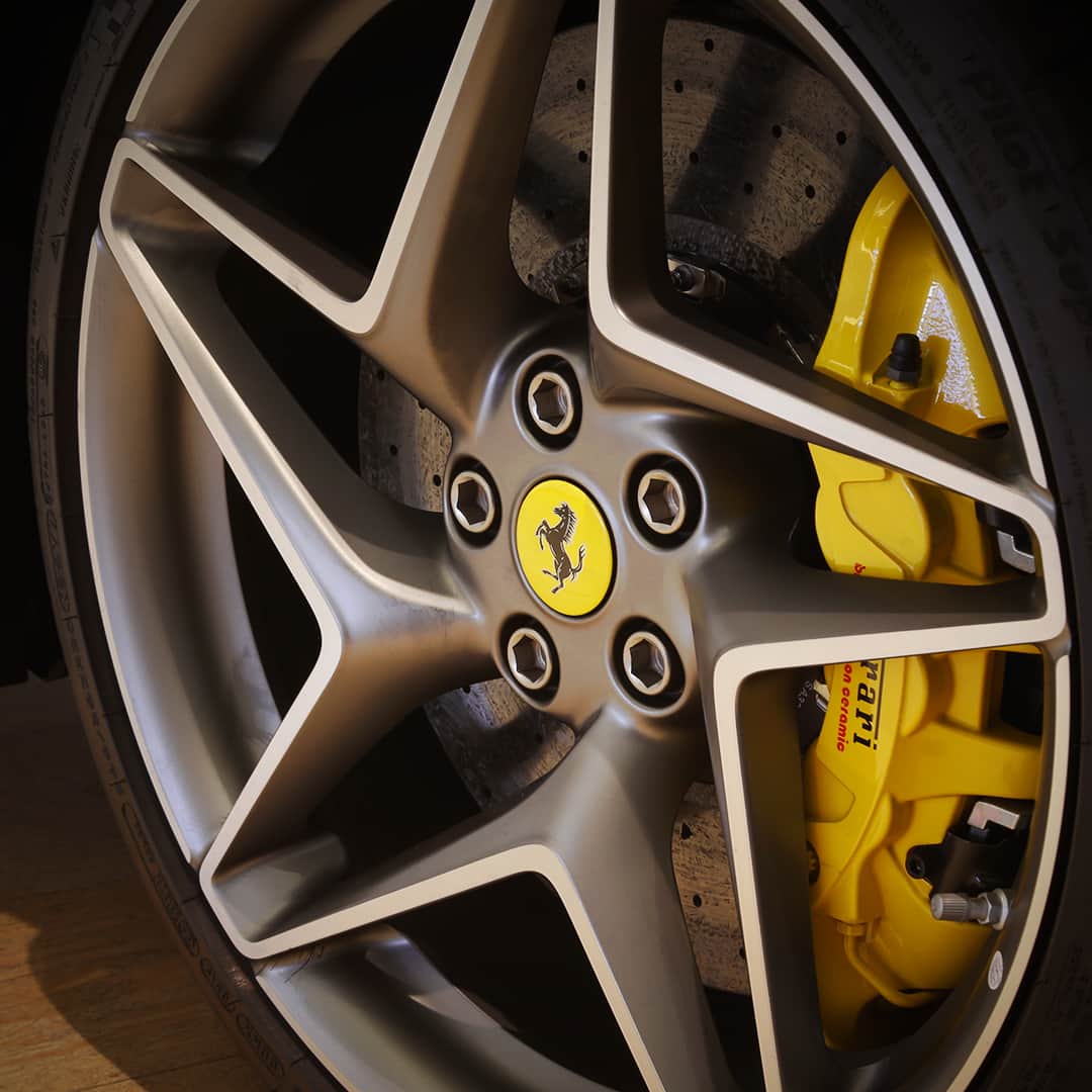 フェラーリさんのインスタグラム写真 - (フェラーリInstagram)「Sleek Starburst rims seen on the #FerrariF8Tributo. Make every detail count. #Ferrari #Details」7月3日 0時00分 - ferrari