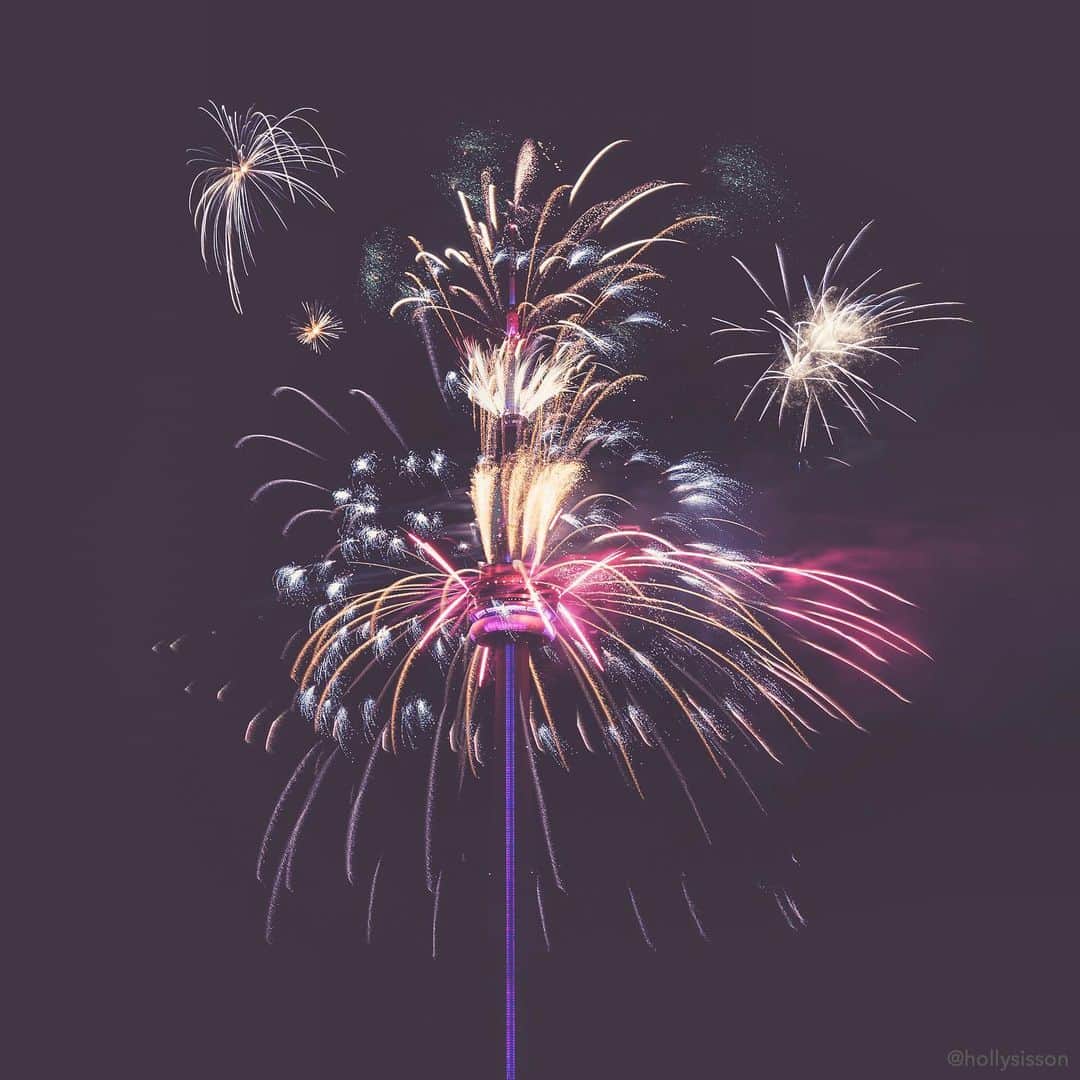 Holly Sissonのインスタグラム：「Hope my fellow Canadians had a great Canada Day yesterday! 🇨🇦💥 #toronto #canadaday #fireworks #cntower ~ Canon 1D X + 24–70 f2.8L II @ f11 53mm 5s (See my bio for full camera equipment information plus info on how I process my images. 😊)」