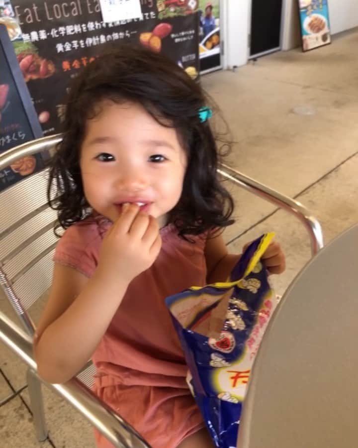 廣瀬規子のインスタグラム：「2歳半を過ぎて、 3週間サマースクールにも行って、 ここの所グッとお姉ちゃんになって。 * でも、当たり前なんだけど まだまだ上手く言葉に出来ないことの方が多くて。 * イライラしちゃうのね。 * 良かれと思ってやったことを すぐダメよと言われて、 あれもダメ、これもダメって言われて 悲しくなっちゃうのよね。 * 今日はあなたのその気持ちに 気がつけた日だった。 * 最近、 アレしなさい、コレしなさい。 それダメ、これダメ。 が、多かったなぁ。 * どうしてダメなのか、 説明が足りなかった気がする。 理由がわからないと、 大人だってイヤなのにね。 * * #2歳児 #いやいや #たまに勘弁してよと思うけど #その気持ちわからなくはないんだ #今日はあなたのその気持ちがすごく伝わって #抱きしめた #2歳児ママ #女の子ママ」