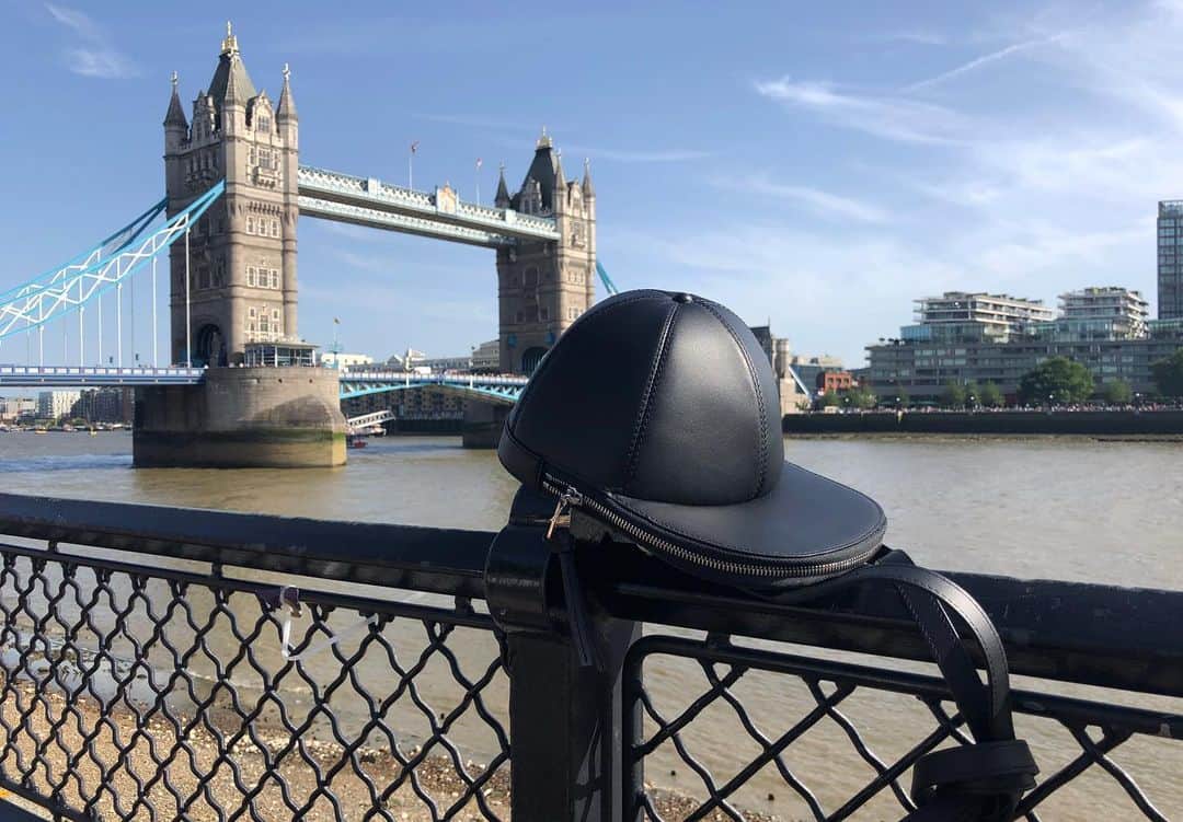 JWアンダーソンさんのインスタグラム写真 - (JWアンダーソンInstagram)「The Cap bag has arrived! Available now in London (pictured here) and all over the world exclusively via our website (link in bio). Can you name that London landmark? Where will you take your Cap bag?」7月3日 0時06分 - jw_anderson