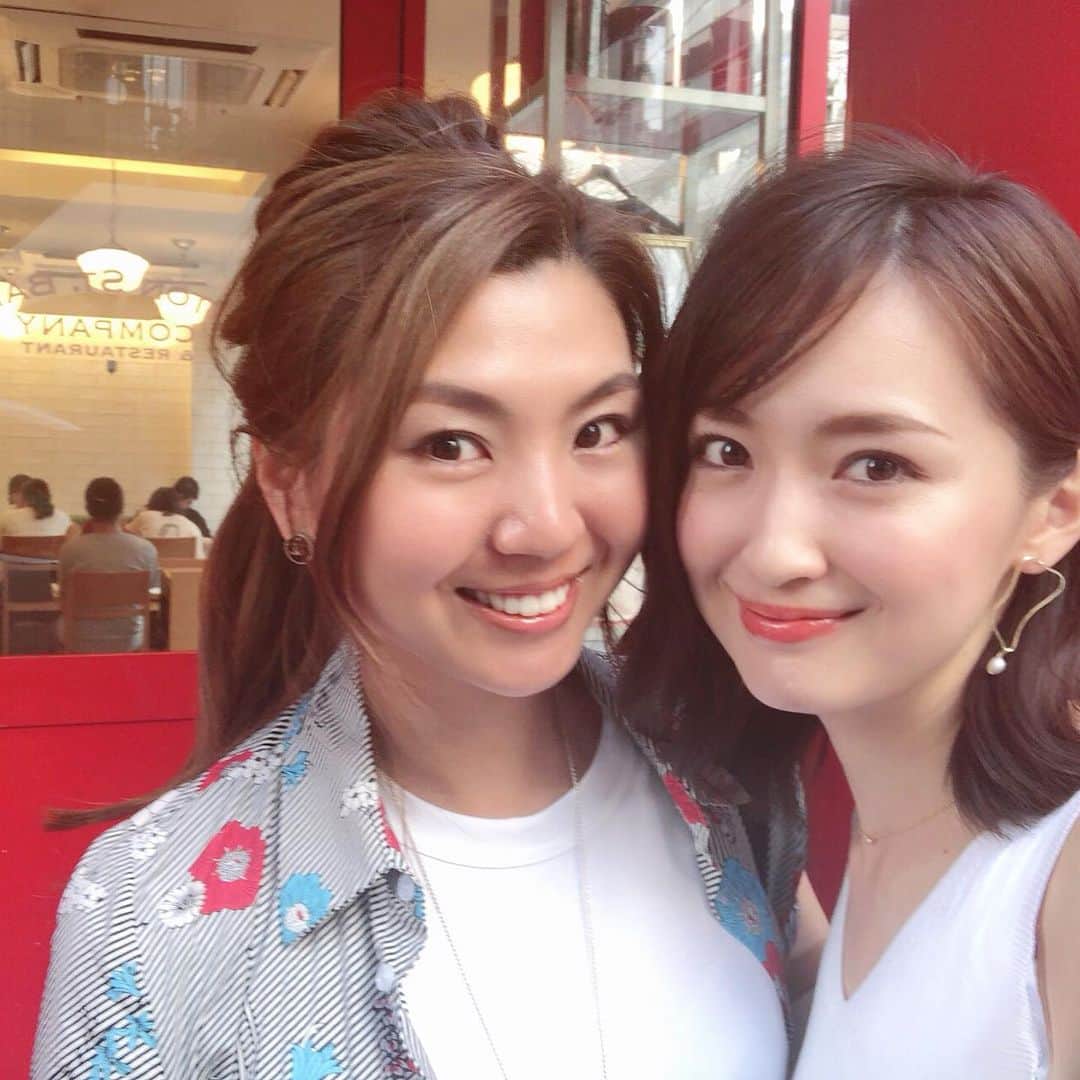 花岡維生のインスタグラム：「my best friend😊❣️ 帰国後こんなに早く会えるなんて幸せすぎた🥰 離れていてもいつも気にかけてくれて、連絡を取り合って、アメリカまでお誕生日プレゼントを送ってくれたりと本当に心優しいあすか😭💕 そんなあすかにお誕生日祝いとお土産を♡親友ちゃんが喜んでくれている姿を見ると私もすっごく幸せな気分になる😆❤️ @asuka_1010  #bestfriend  #birthday #いつもありがとう #親友ちゃん #tokyo」