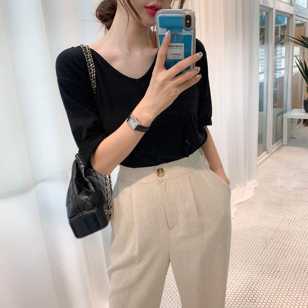 Hyemiさんのインスタグラム写真 - (HyemiInstagram)「#르메리엘 @lemeriel2019 이 밤에 열정 불태워 업뎃해쪄욤🔥 5부바지랑 브이넥기본티랑 린넨나시까지!! 제발 구경한번만 와주세용...🥺 네이버에 “르메리엘” 인스타 @lemeriel2019 . 모든 의류는 7월말까지만 진행합니다 그전에 품절되는 상품이 있을수도 있어용 . 의류는 품절이 빠른경우가 많아 맘에 드시면 빠른속도로 겟 하시는게 좋아용❤️」7月3日 0時10分 - hinzajoa