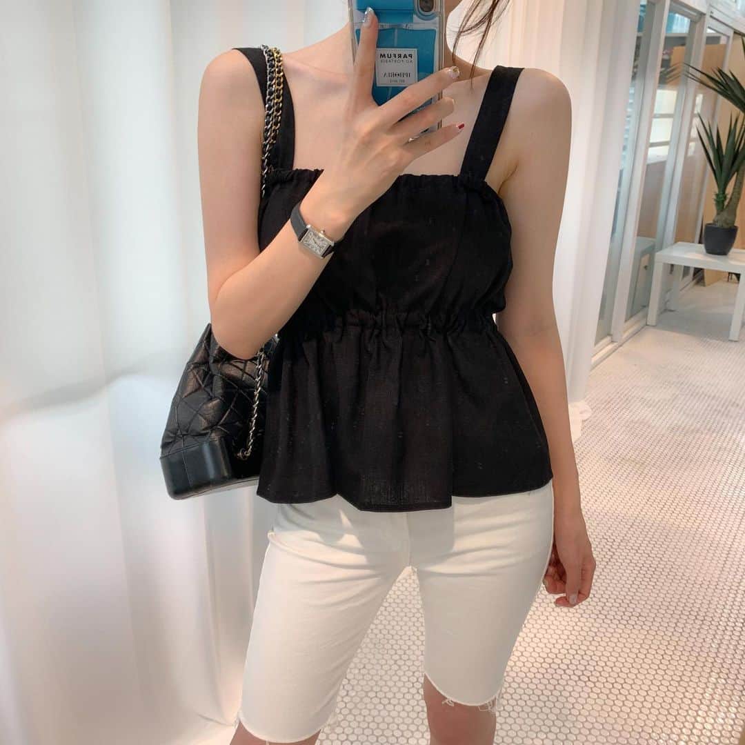 Hyemiさんのインスタグラム写真 - (HyemiInstagram)「#르메리엘 @lemeriel2019 이 밤에 열정 불태워 업뎃해쪄욤🔥 5부바지랑 브이넥기본티랑 린넨나시까지!! 제발 구경한번만 와주세용...🥺 네이버에 “르메리엘” 인스타 @lemeriel2019 . 모든 의류는 7월말까지만 진행합니다 그전에 품절되는 상품이 있을수도 있어용 . 의류는 품절이 빠른경우가 많아 맘에 드시면 빠른속도로 겟 하시는게 좋아용❤️」7月3日 0時10分 - hinzajoa