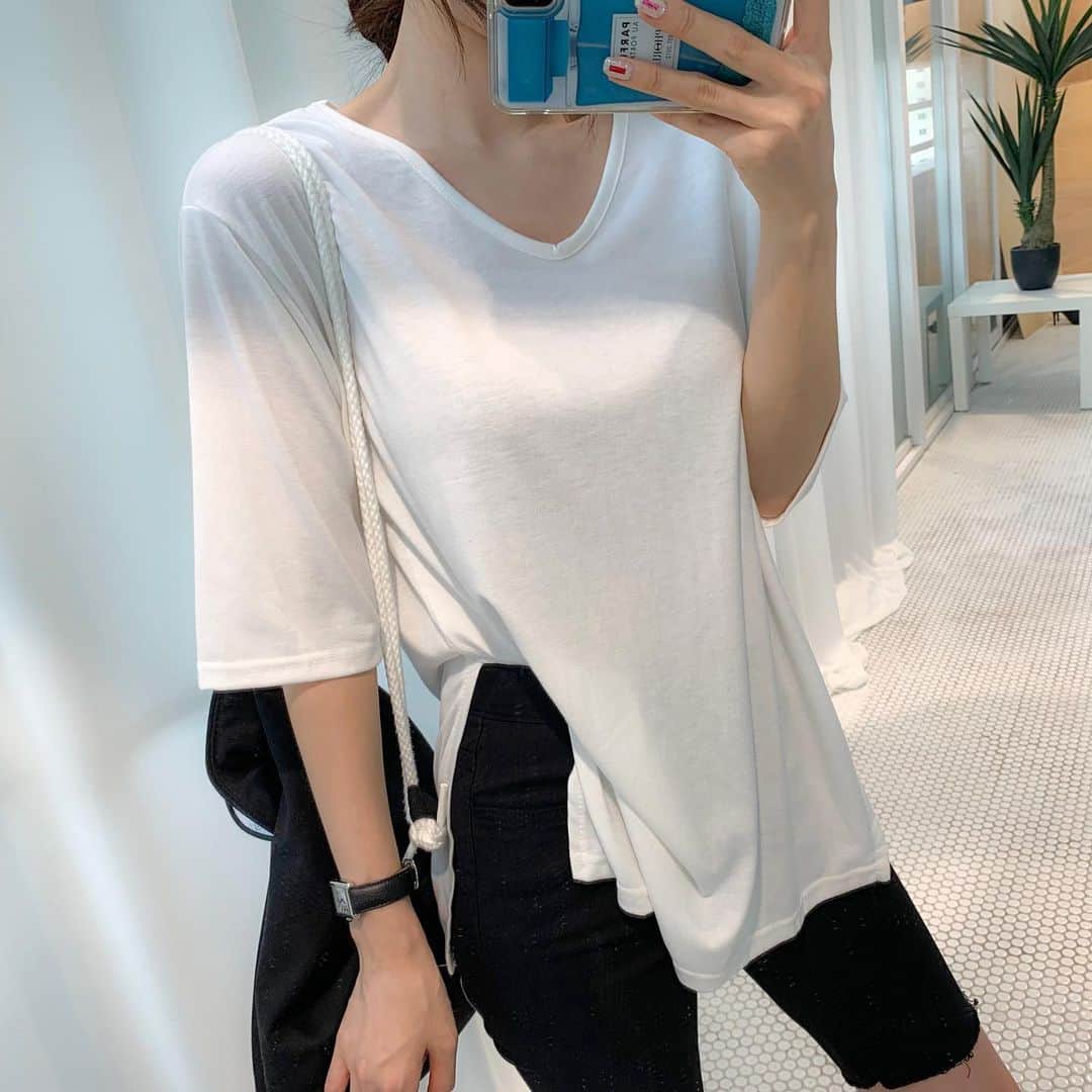 Hyemiさんのインスタグラム写真 - (HyemiInstagram)「#르메리엘 @lemeriel2019 이 밤에 열정 불태워 업뎃해쪄욤🔥 5부바지랑 브이넥기본티랑 린넨나시까지!! 제발 구경한번만 와주세용...🥺 네이버에 “르메리엘” 인스타 @lemeriel2019 . 모든 의류는 7월말까지만 진행합니다 그전에 품절되는 상품이 있을수도 있어용 . 의류는 품절이 빠른경우가 많아 맘에 드시면 빠른속도로 겟 하시는게 좋아용❤️」7月3日 0時10分 - hinzajoa