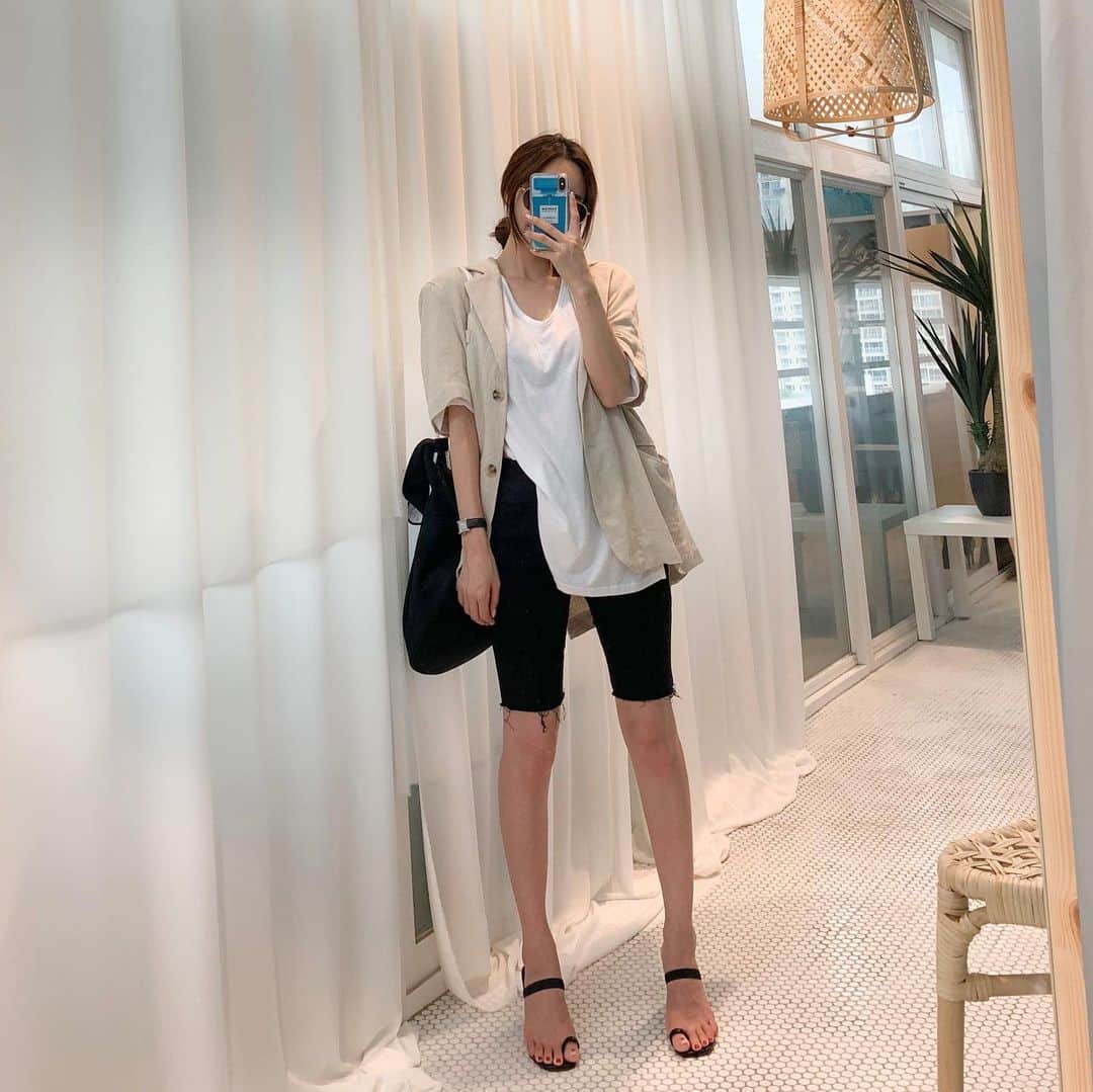 Hyemiさんのインスタグラム写真 - (HyemiInstagram)「#르메리엘 @lemeriel2019 이 밤에 열정 불태워 업뎃해쪄욤🔥 5부바지랑 브이넥기본티랑 린넨나시까지!! 제발 구경한번만 와주세용...🥺 네이버에 “르메리엘” 인스타 @lemeriel2019 . 모든 의류는 7월말까지만 진행합니다 그전에 품절되는 상품이 있을수도 있어용 . 의류는 품절이 빠른경우가 많아 맘에 드시면 빠른속도로 겟 하시는게 좋아용❤️」7月3日 0時10分 - hinzajoa