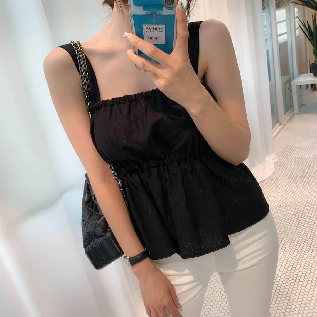 Hyemiさんのインスタグラム写真 - (HyemiInstagram)「#르메리엘 @lemeriel2019 이 밤에 열정 불태워 업뎃해쪄욤🔥 5부바지랑 브이넥기본티랑 린넨나시까지!! 제발 구경한번만 와주세용...🥺 네이버에 “르메리엘” 인스타 @lemeriel2019 . 모든 의류는 7월말까지만 진행합니다 그전에 품절되는 상품이 있을수도 있어용 . 의류는 품절이 빠른경우가 많아 맘에 드시면 빠른속도로 겟 하시는게 좋아용❤️」7月3日 0時10分 - hinzajoa