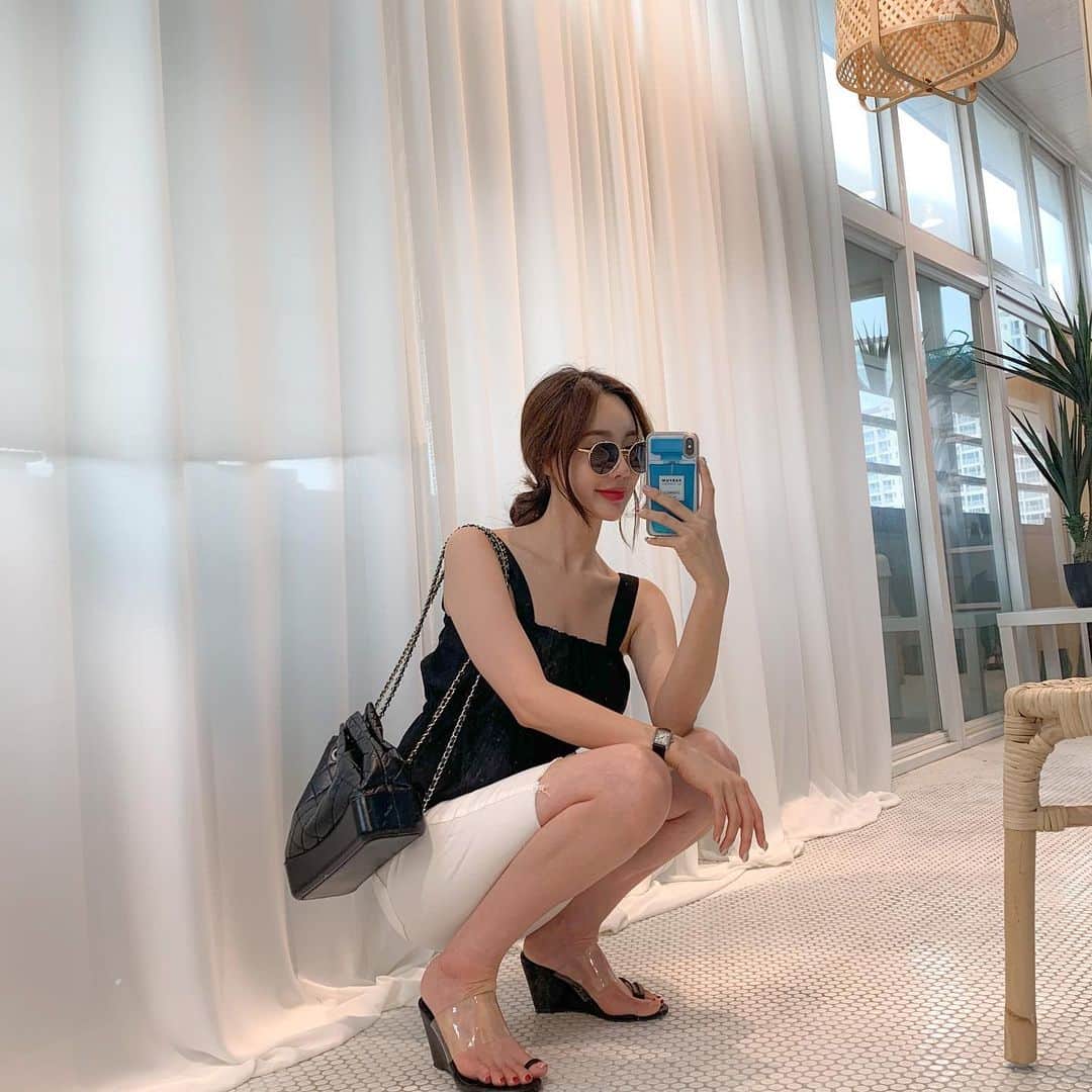 Hyemiさんのインスタグラム写真 - (HyemiInstagram)「#르메리엘 @lemeriel2019 이 밤에 열정 불태워 업뎃해쪄욤🔥 5부바지랑 브이넥기본티랑 린넨나시까지!! 제발 구경한번만 와주세용...🥺 네이버에 “르메리엘” 인스타 @lemeriel2019 . 모든 의류는 7월말까지만 진행합니다 그전에 품절되는 상품이 있을수도 있어용 . 의류는 품절이 빠른경우가 많아 맘에 드시면 빠른속도로 겟 하시는게 좋아용❤️」7月3日 0時10分 - hinzajoa