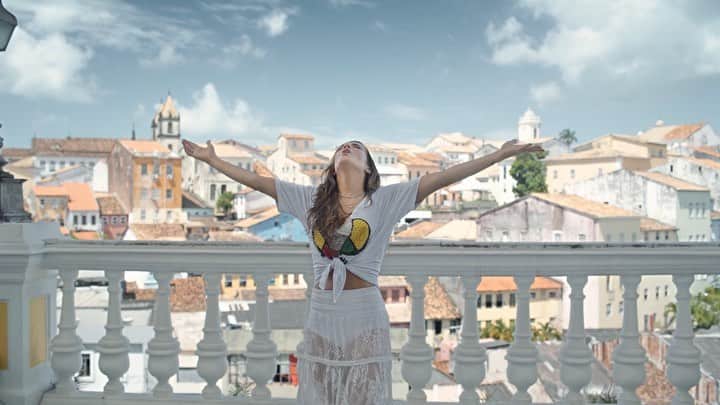 Claudia Leitteのインスタグラム：「Hoje é um dia para comemorarmos a liberdade do nosso povo, que transborda alegria, do qual sinto um orgulho da zorra de ser parte. Viva a independência dessa terra de amor, viva a Bahia! ♥️」