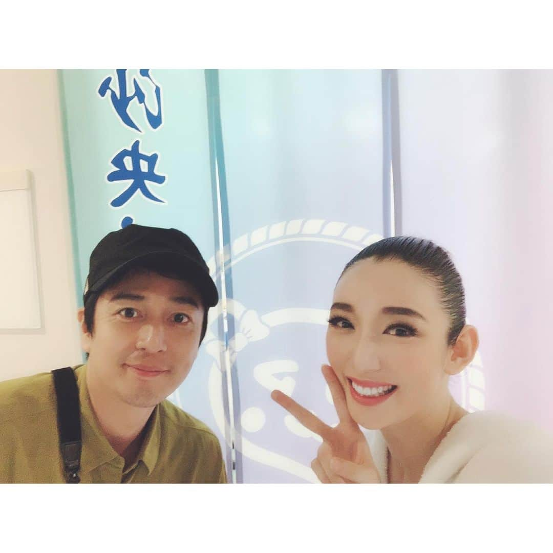 沙央くらまさんのインスタグラム写真 - (沙央くらまInstagram)「さて愛知ですよー！ 2日舞台がないだけでなんだか寂しい気持ちになって、東京公演の思い出に浸っておりました！  こちら、芸人さんとしてももちろんですが、俳優さんとしても尊敬している#徳井義実 さんが#clubsevenzeroⅱ にいらしてくださりました！  凄くたのしんでくださったようで、嬉しかったです！ 徳井さんの笑いやトーク力本当に素晴らしいですよね。  さて、名古屋一日限りですが楽しみです！ お待ちしています！ #沙央くらま #コマスタ #クラブセブン #チュートリアル」7月3日 11時01分 - kurama_sao