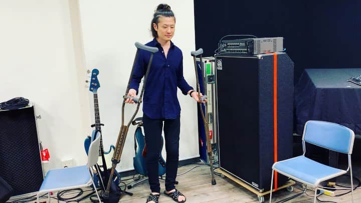 磯部寛之のインスタグラム：「Little by little, but I’m actually doing better than I thought I could. Will keep trying my best to fully recover ASAP! Hiro 少しずつ。でも思ったよりちゃんと歩けてるかも？完治に向けて引き続きベスト尽くします。 ひろ #alexandros #walkingwithoutcrutches #littlebylittle #2ヶ月 #ぶり #スキニー #左脚 #細い #リハビリ #しまくる #この動画 #通行人 #多め」