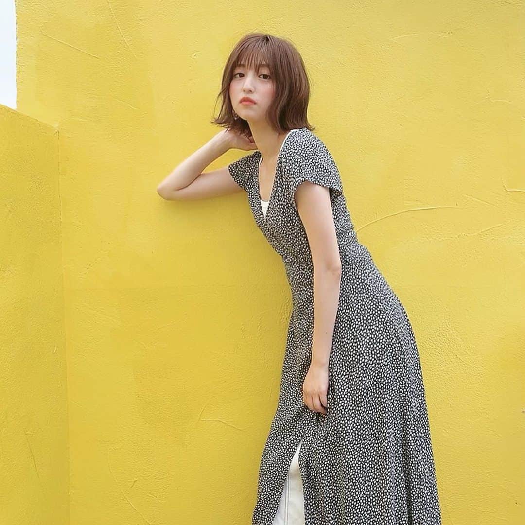 石井陽菜さんのインスタグラム写真 - (石井陽菜Instagram)「﻿ ﻿ 衣装だと自分が買わないのを着れるから﻿ すごくワクワクする〜﻿ ﻿ 夏は暑いからワンピースばっかり👗﻿ ﻿ #ootd #hm #like4likes #黄色の壁はかわいい」7月3日 9時36分 - ishii__haruna