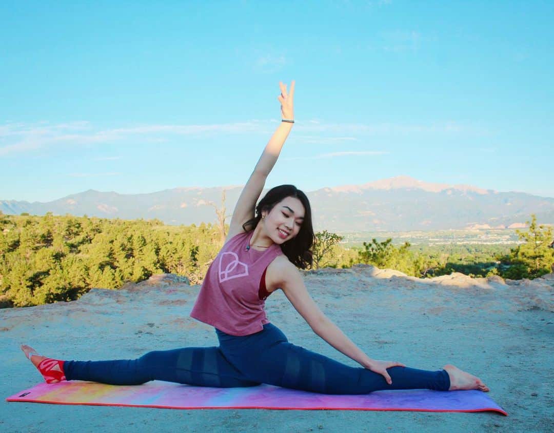 カレン・チェンさんのインスタグラム写真 - (カレン・チェンInstagram)「stretched my fingers, but forgot to point my toes on my sunset @popflex_active yoga mat. 🙈 #Popflex #BrandAmbassador . . . 📸: @erusspops 💞」7月3日 9時36分 - karebearsk8