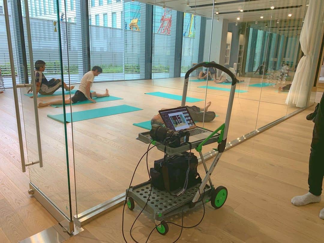 のインスタグラム：「今日は、SHISEIDOプロデューススタジオ 『S/PARK 』HPインタビューの取材撮影でした🧘‍♂️ っと、聞いたのも、今朝家を出てから🤣 しかし‼️ アメニティ揃ってるスタジオなので、 ベースをしっかり整えられてありがたかったーー✨ さすが資生堂さん🙏 メイク💄 今日超ナチュラルにし過ぎてたけど持ってきてなかったーー💦 だけどね😌 お陰様で、諦めて、ありのままで素顔で 気張らずナチュラルに出来ました❤️ ありがとうございます☺️ っま、ありのままありのまま（笑） 心も飾り過ぎず、 ありのまんまに一日過ごしたいですね😊  SHISEIDOさんHP記事完成が楽しみ✨ 公開されたらシェアさせて下さい🙌 出勤前に 起きたまんまパジャマで来て受けて、 更衣室で着替えて出勤‼️ これぐらい気楽に来て欲しいんです😆 本気ですよ？？ ノーメイクで全然OK🙆‍♀️ 家にはこんなに揃えられないアメニティとシャワーと大きな広い鏡があります❤️ * * こんなに男性だって気楽に来れる場所なんです😆嬉しい‼️ 女性の皆様もお化粧もせずきちゃいましょ👍 出来る出来ないじゃない、 やってみる٩( ᐛ )و  HPの記事で、朝ヨガの存在が 沢山の方に知ってもらえるきっかけに なって、やってみようかなと思って頂けたら幸いです❤️ キャンペーンは終了しましたが 今後はこちらのレッスン詳細となります。 ↓ 毎週水曜日 7:15-8:00 3,000+tax (Smoothie付き) ヴィンヤサフロー(一呼吸一呼吸大切に呼吸で動きを誘導していくイメージのヨガ) 皆さんのやる気スイッチとリラックススイッチの電源入れます😆  Ladies and gentlemen🙌🌈 Whoever comes is welcome🤙❤️ #朝ヨガ #朝活 #出勤前 #ヨガ #コンディショニング #男ヨガ になった今日 #shiseido #資生堂  プロデュース #スタジオ  #yoga #studio #hp #interview  #取材 #撮影 #画質が綺麗すぎて感動  #写真 #記事 楽しみ #姿勢改善 #パフォーマンスアップ  #体調管理 #体質改善 #呼吸の乱れは心の乱れ  #心と体を繋ぐ  #yuju #beauty #heart」