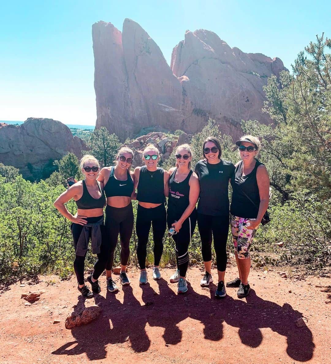 ブリジェット・スローンさんのインスタグラム写真 - (ブリジェット・スローンInstagram)「The ladies took on Garden of the Gods ⛰⛰ let’s just say it was all fun and games until the sign for possible rattlesnakes...then I felt like I was on survivor 😐 #nature #Colorado #bqbc」7月3日 9時56分 - bridgetsloan