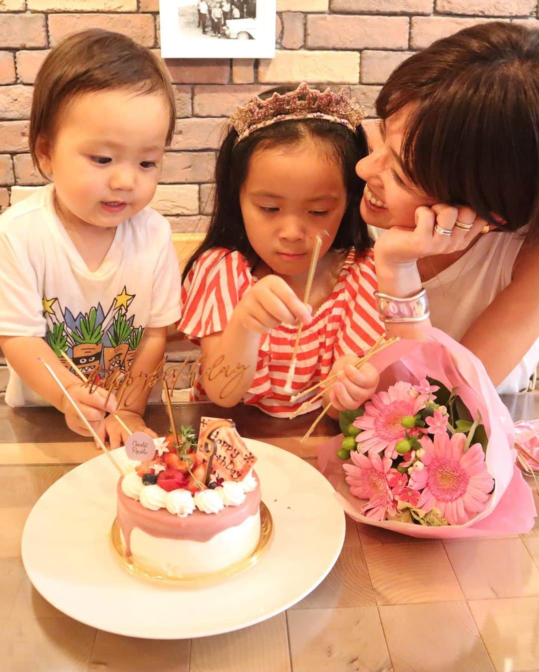 正中雅子さんのインスタグラム写真 - (正中雅子Instagram)「Happy birthday my sweetie 👑💘🎂🎈 * 昨日6歳になった娘！ * 6歳って節目な感じもしていつもより感慨深いお誕生日になりました😌🧡 * 娘リクエストのレゴランドでは110センチを超えて殆どの乗り物を乗れるようになっていて成長を感じ、 昨日行ったキッザニアではそろそろ親と行くよりも友達と楽しむ場所が出てくるなって感じたり😌 * たまにはパパママ娘の3人時間もいいけど息子を迎えに行ってやっぱり4人がいいって家族みんなが思ったり😌 * 夜にはいつも行くバッファローで仲良しの @mitsuko0315_threem familyやお店の皆さんに温かくお祝いしてもらって楽しくて幸せな1日となりました🙏🧡 * 私達親の願いは、娘の選択していくこれからの人生を全力で応援出来る自分たちでいること、本人が笑って過ごしてくれること☺️ * 本当に元気で大きくなってくれてありがとう🧡優しくてお調子者で天真爛漫なあなたが大好き！ * お誕生日の朝も、娘とは喧嘩してしまったからその辺も直していかないとな🙄#子育ては精神修行 * これからも娘とともに私も成長していけるように頑張ろ🧡 * #6歳 #birthday#お誕生日 #4枚目の集合写真は子供達暴れてお皿からケーキ滑り落ちる瞬間#毎度の笑ってるのは大人だけ #キッザニアもケーキも全て予約は前日の夜#なんとかなってよかった」7月3日 9時52分 - masacoshonaka